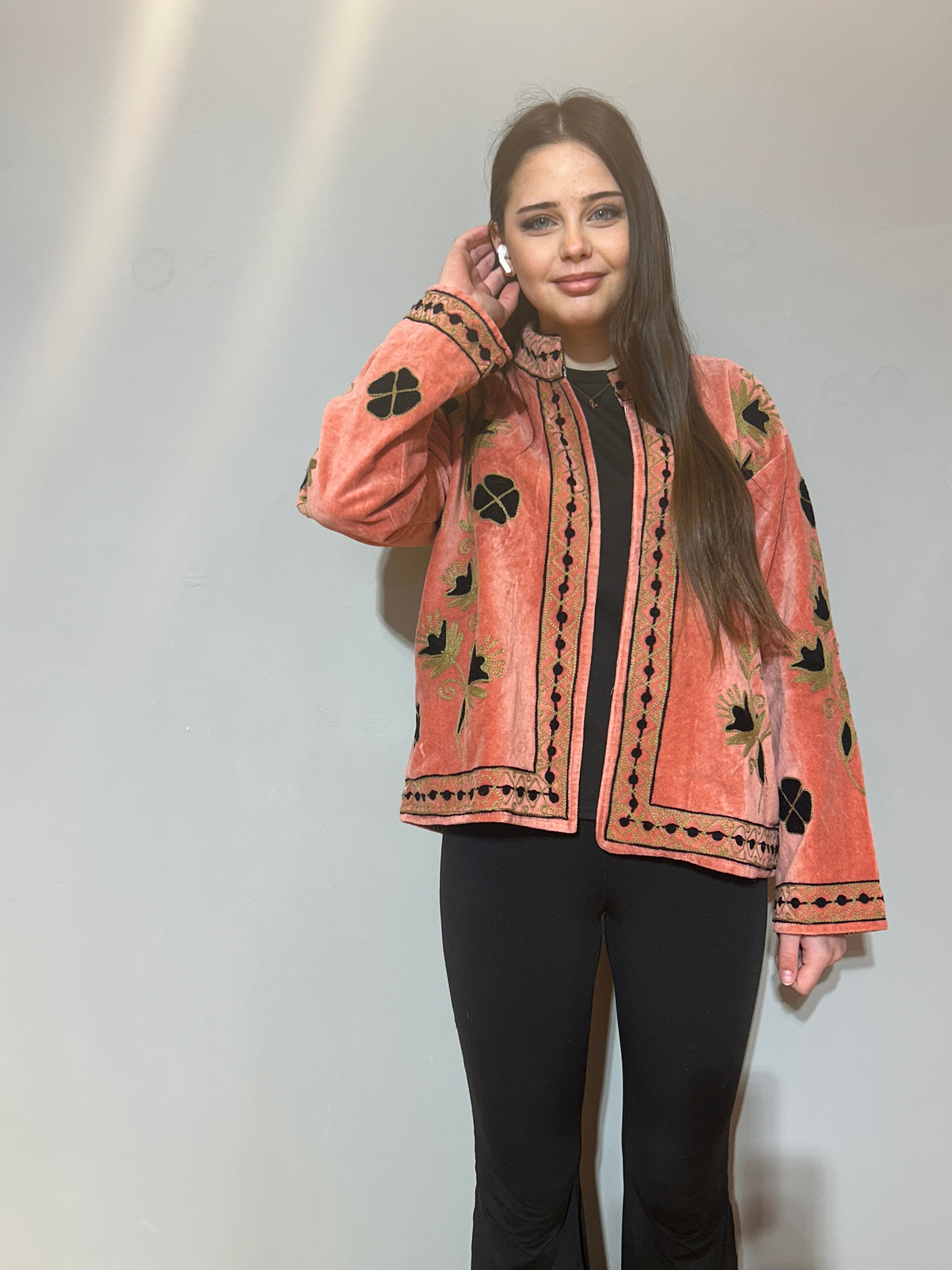 Handbestickte Suzani-Jacke aus Samt – Koralle