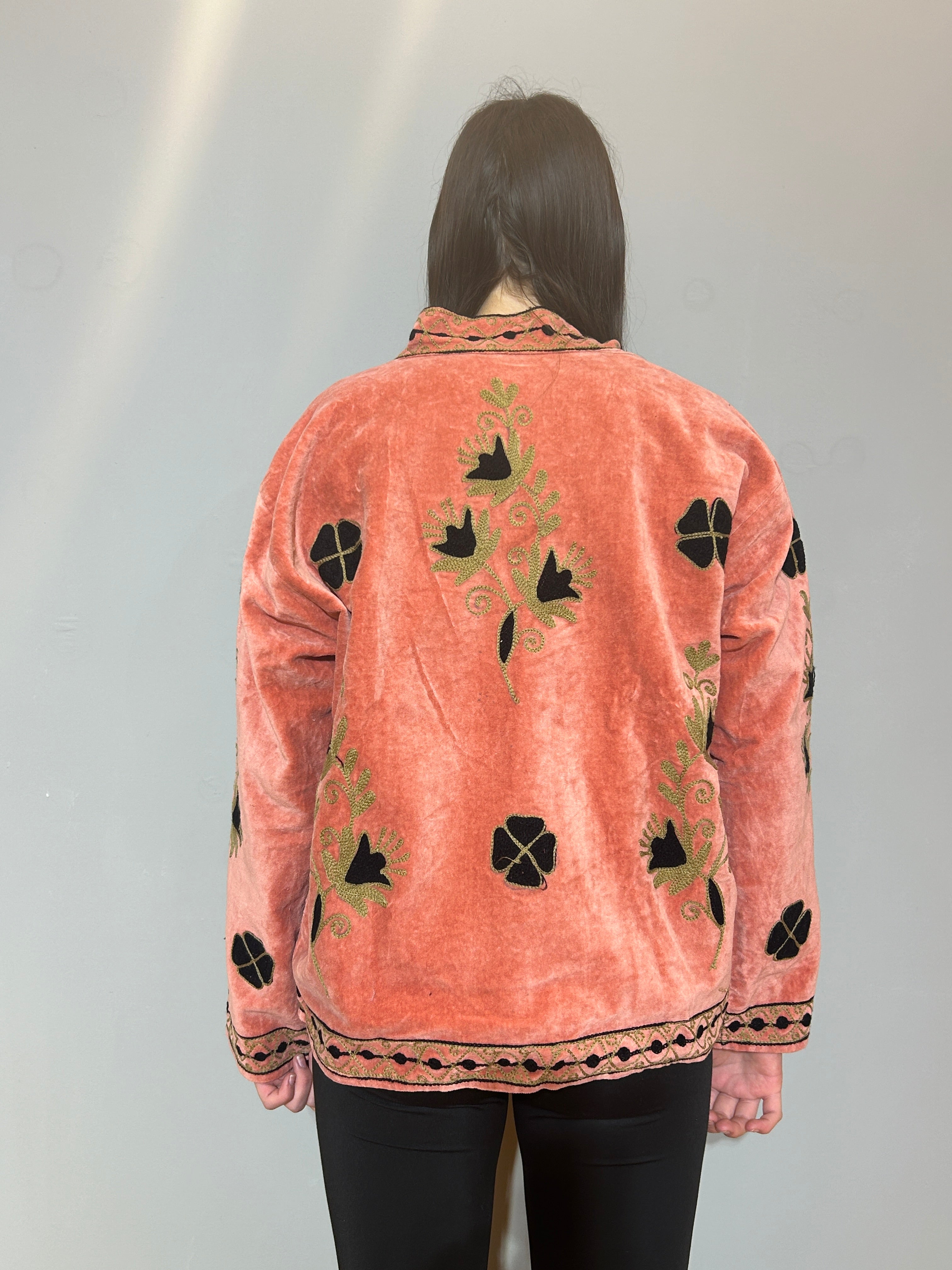 Handbestickte Suzani-Jacke aus Samt – Koralle