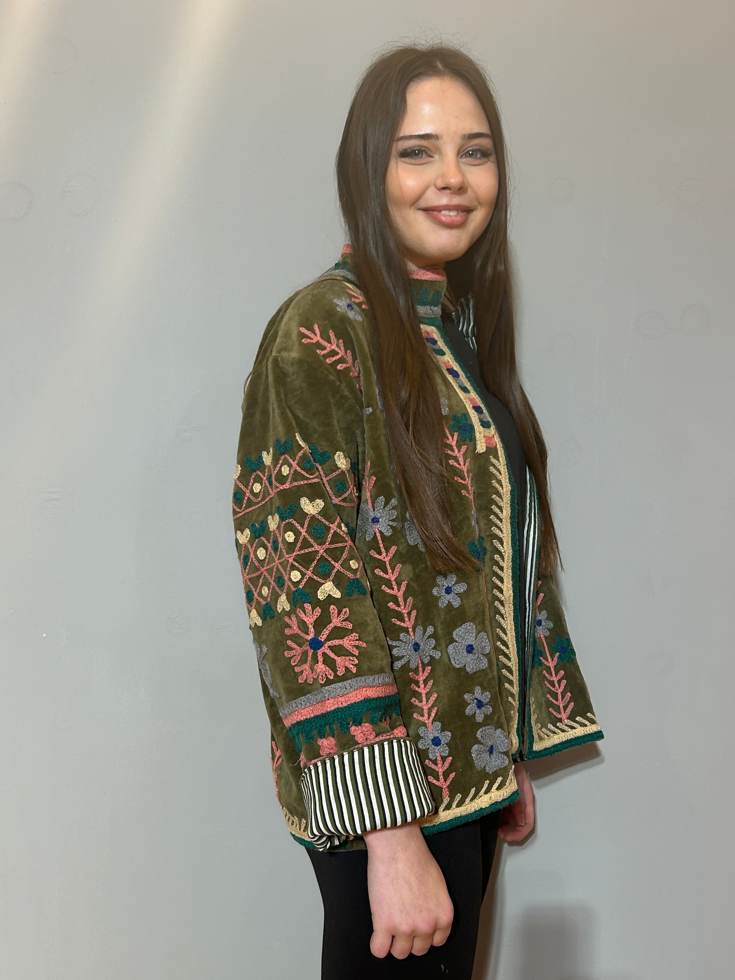 Handbestickte Suzani-Samtjacke – Olivgrün