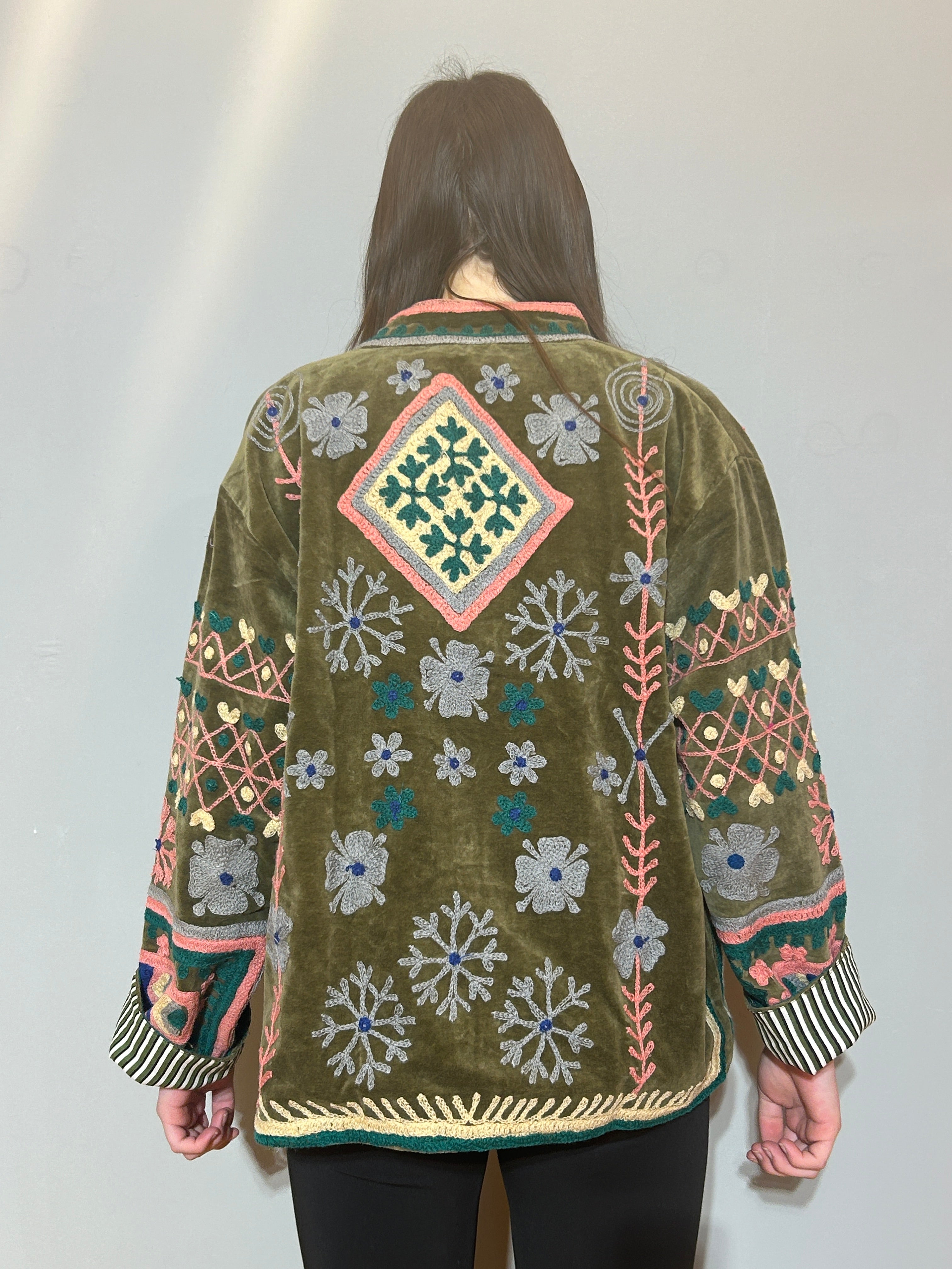 Handbestickte Suzani-Samtjacke – Olivgrün