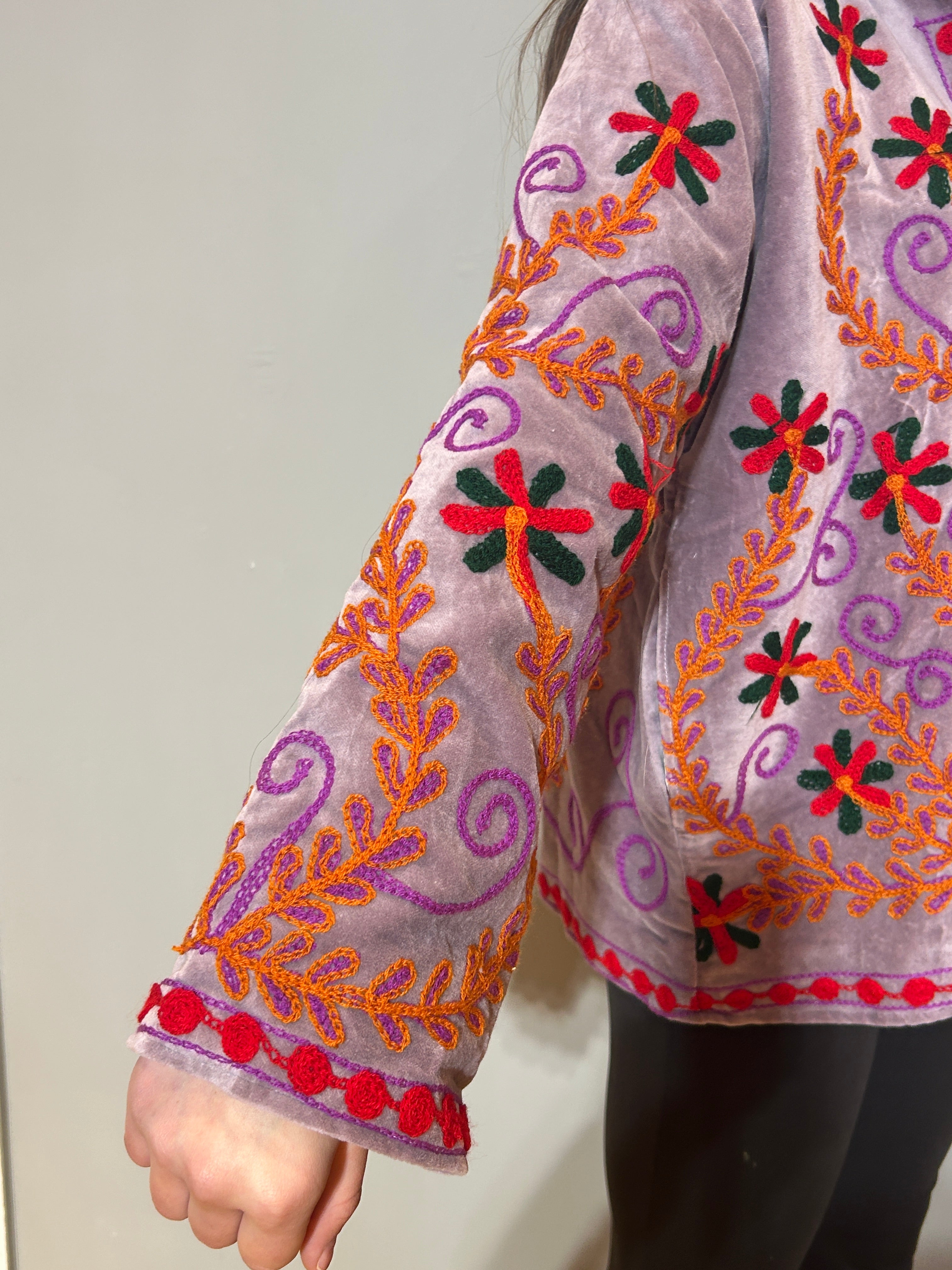 Handbestickte Samt-Suzani-Jacke – Zartes Lavendel