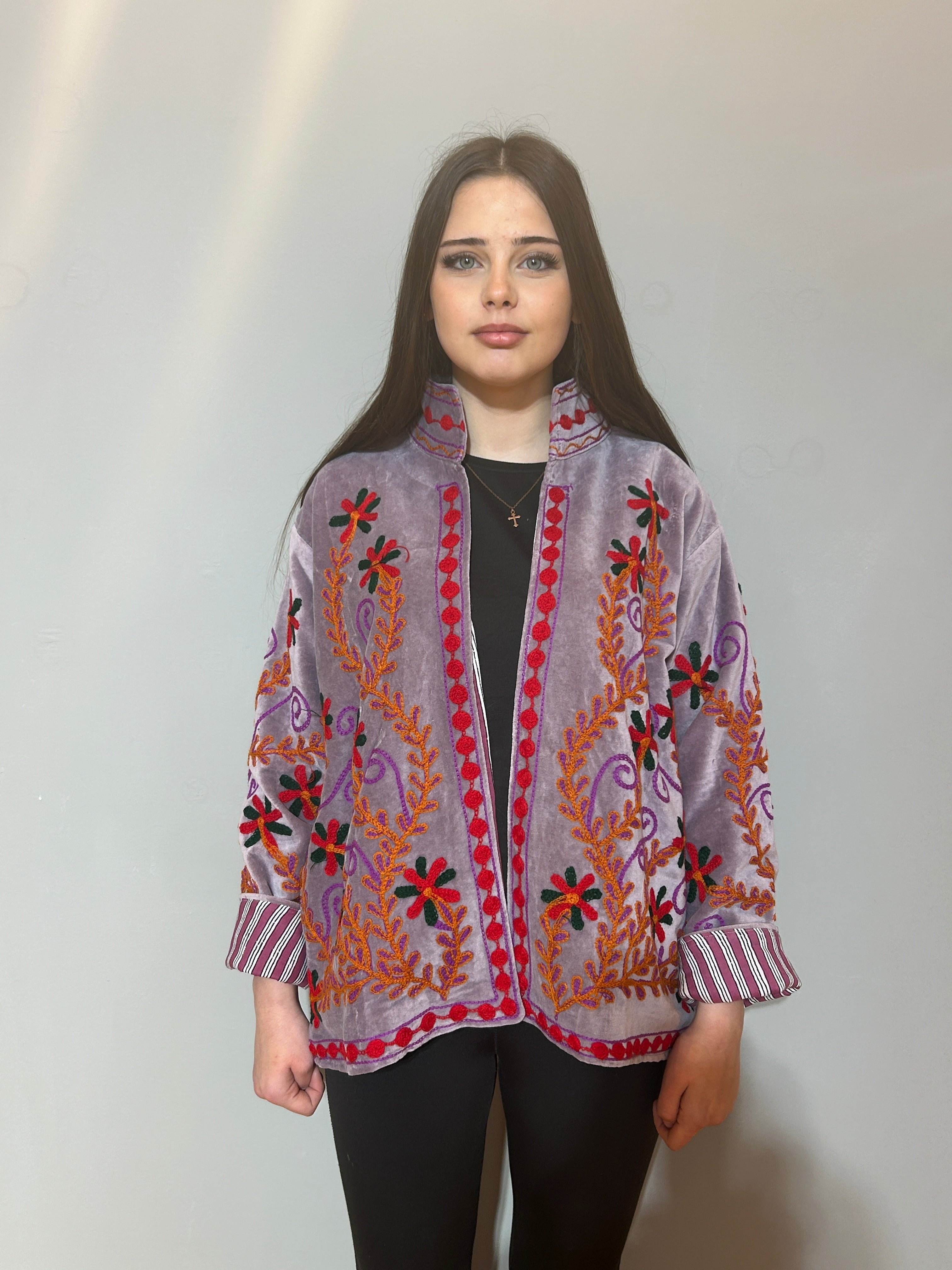 Handbestickte Samt-Suzani-Jacke – Zartes Lavendel