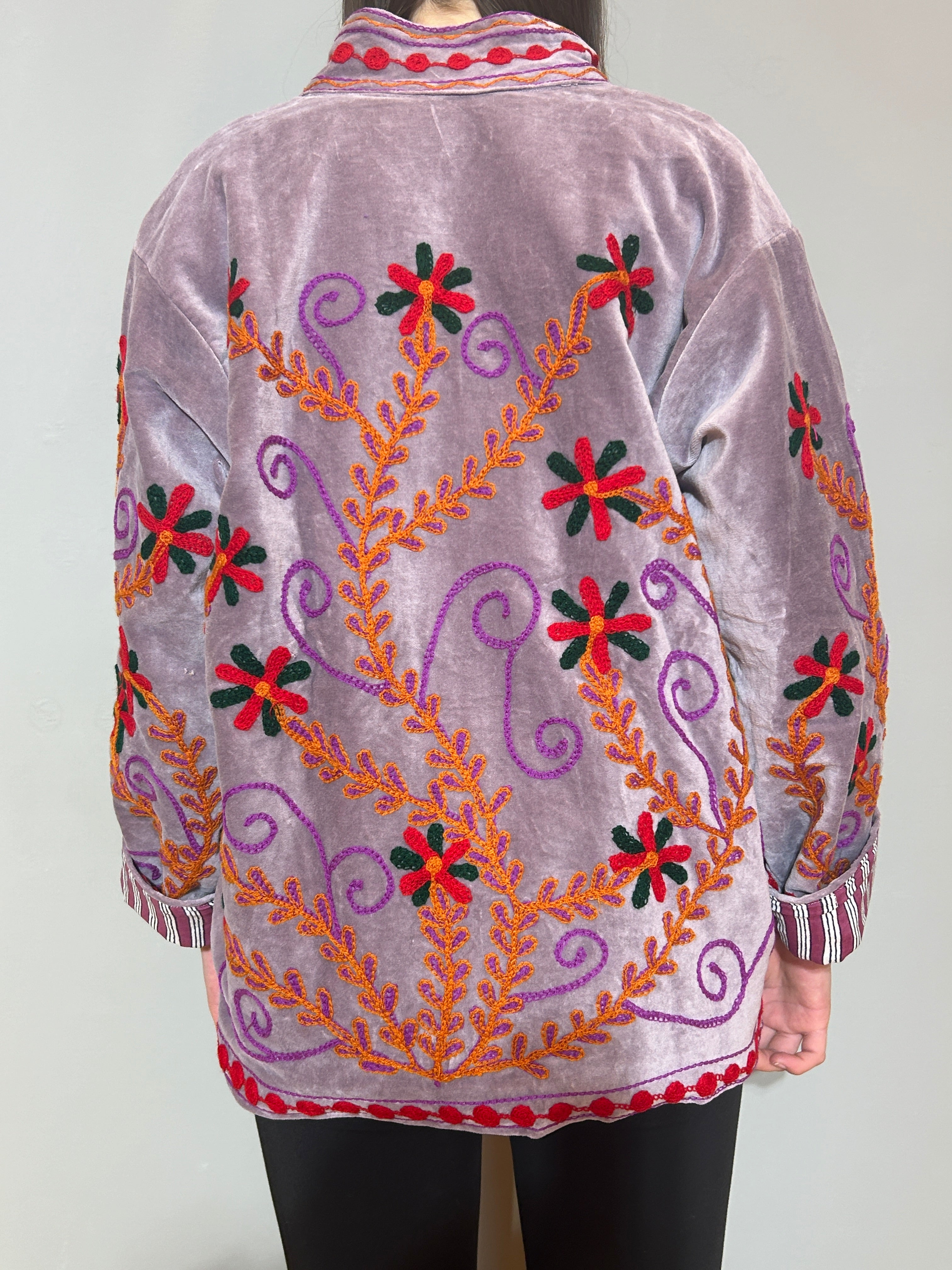 Handbestickte Samt-Suzani-Jacke – Zartes Lavendel