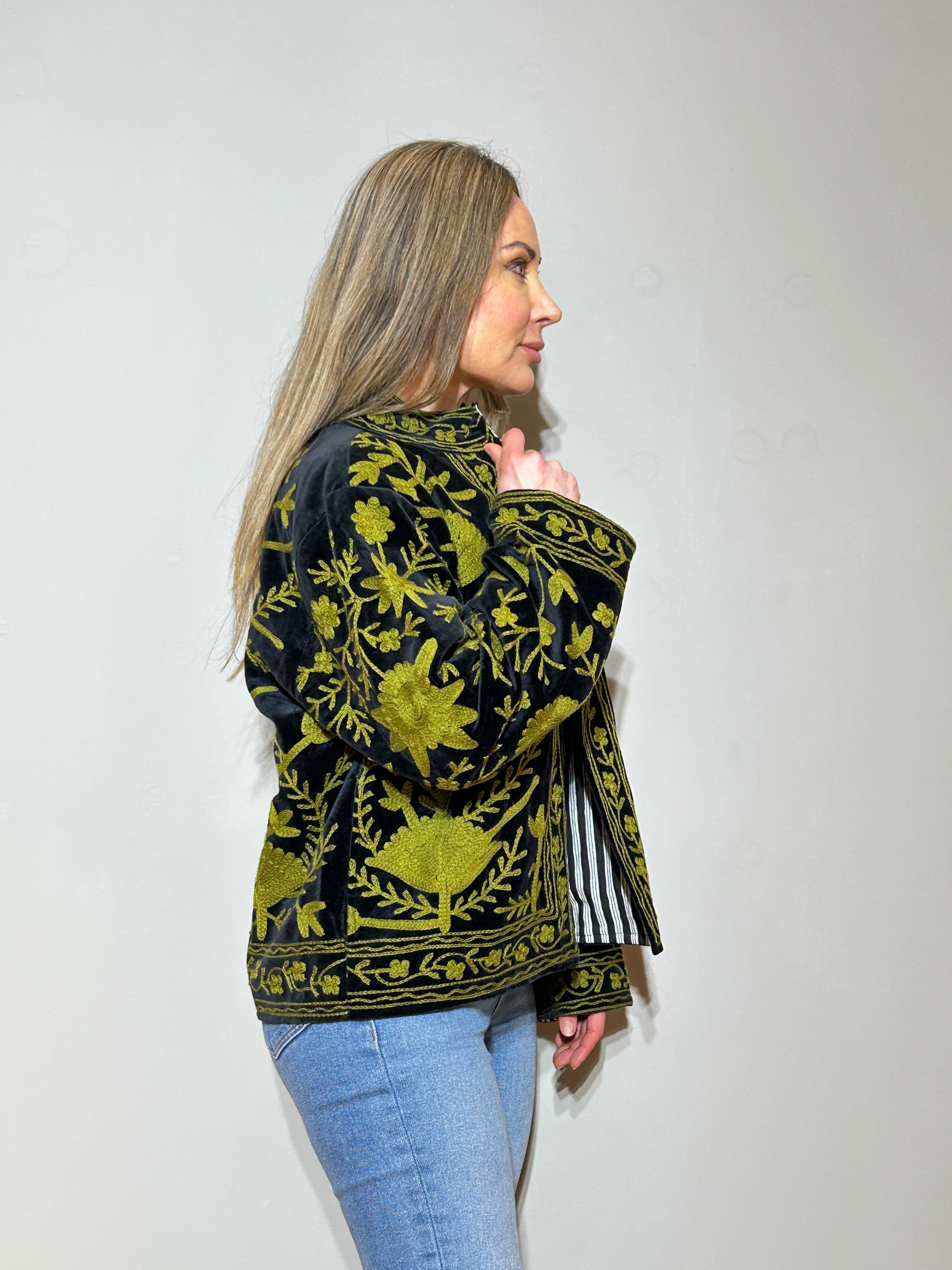Handbestickte Suzani-Samtjacke – Waldgrün