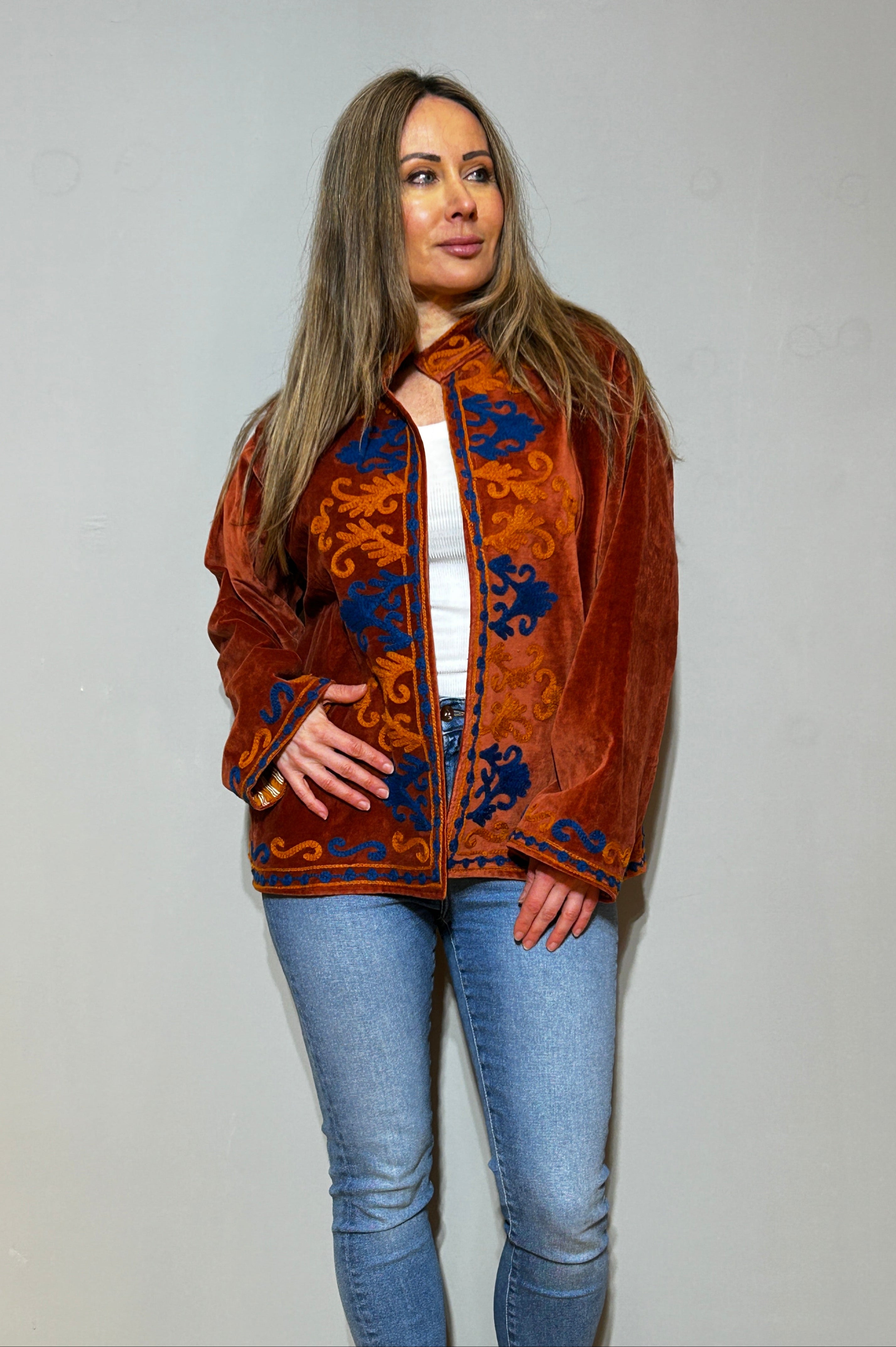 Handbestickte Suzani-Samtjacke – Terracotta Blaze