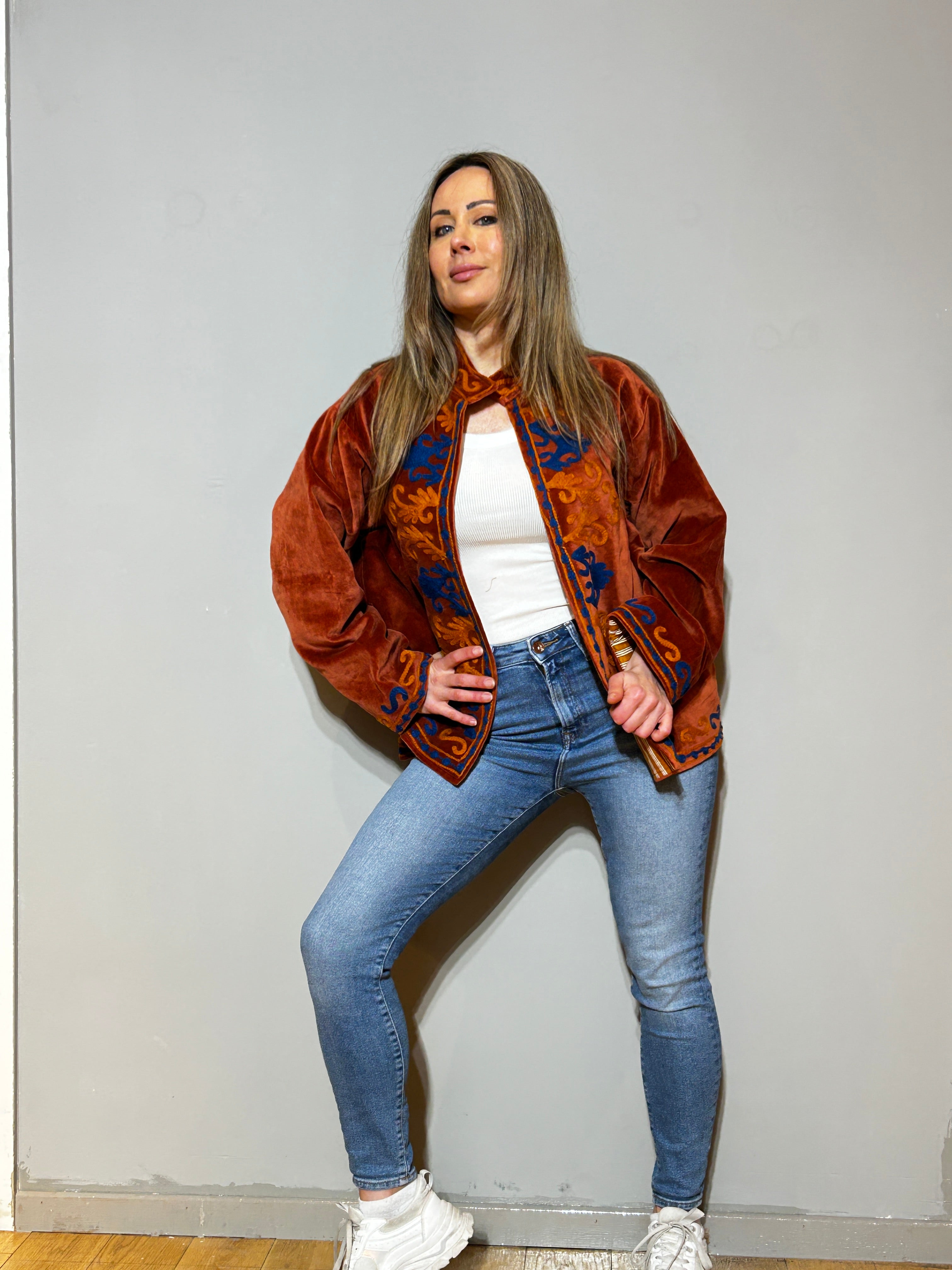 Handbestickte Suzani-Samtjacke – Terracotta Blaze