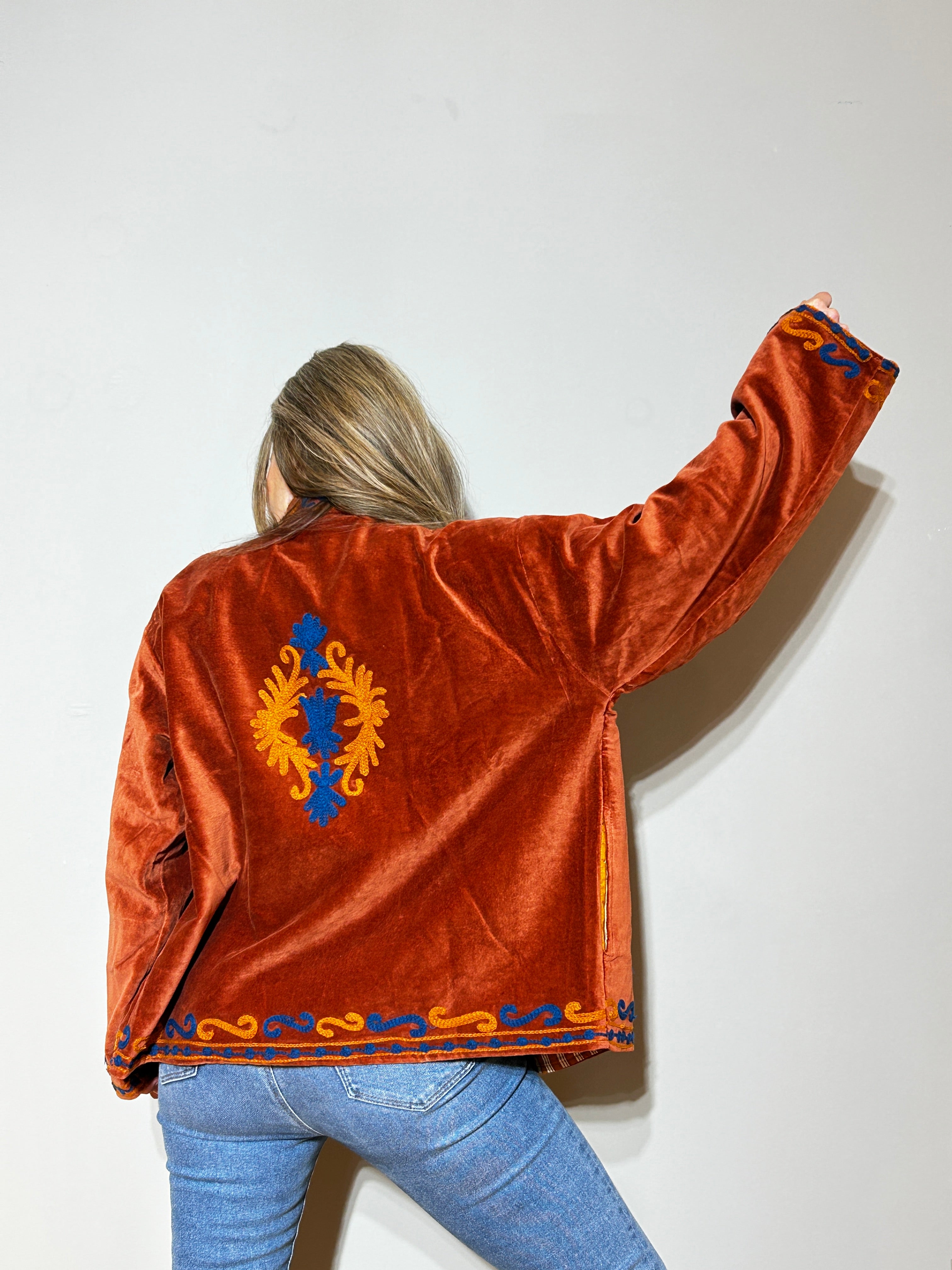 Handbestickte Suzani-Samtjacke – Terracotta Blaze