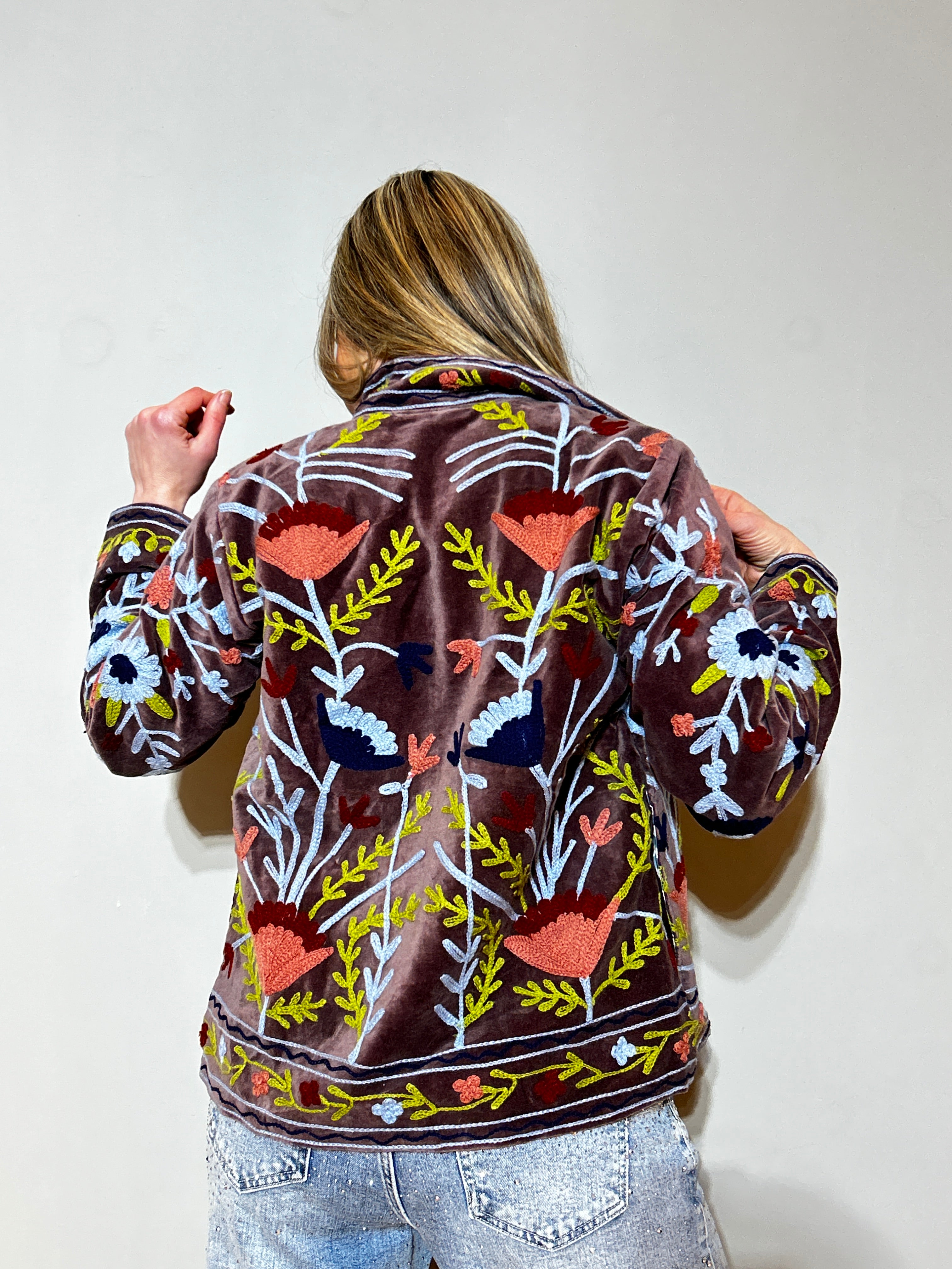 Handbestickte Suzani-Jacke aus Samt – Schokobraun
