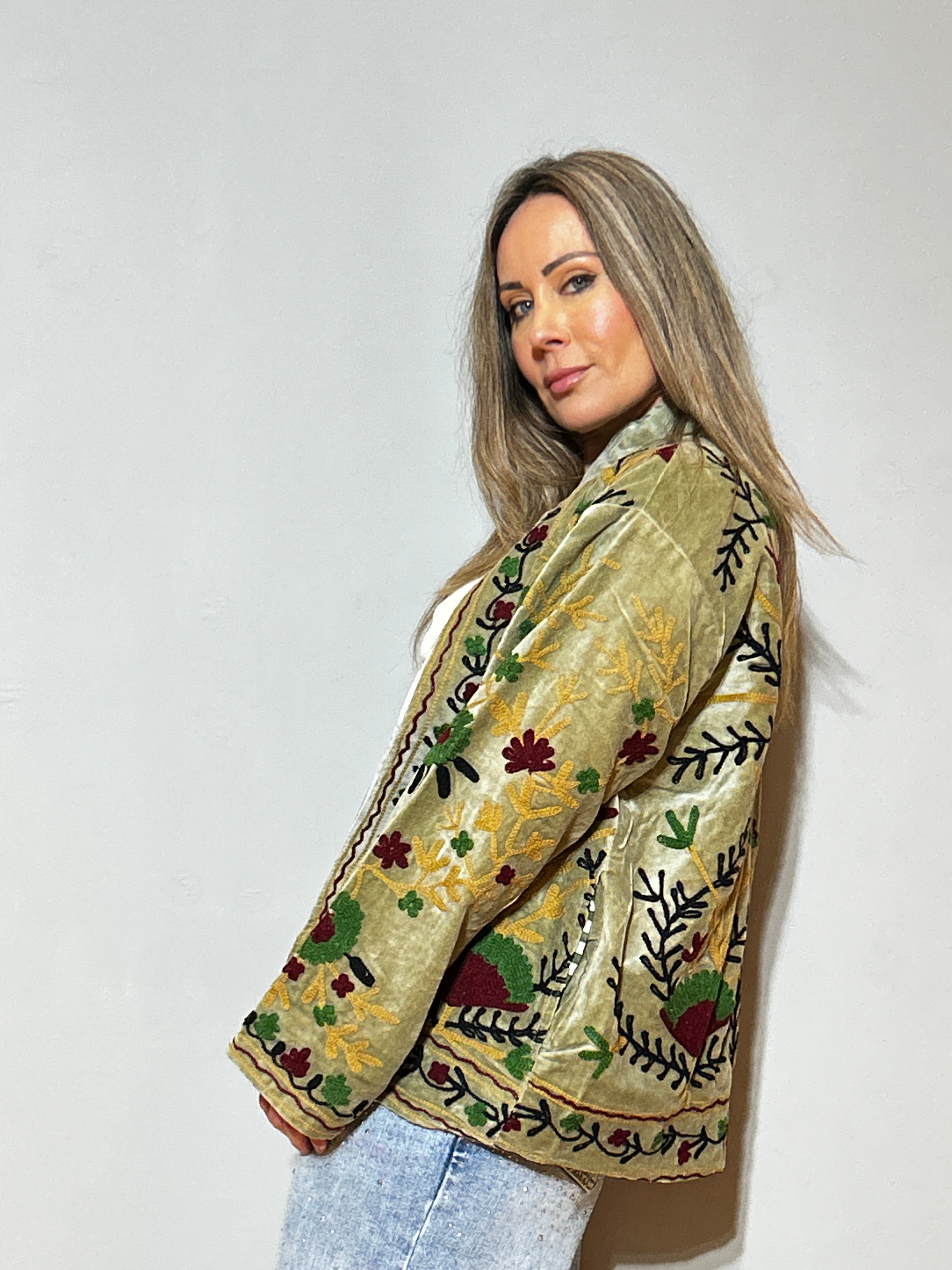 Suzani Samtjacke, handbestickt – Olivgold
