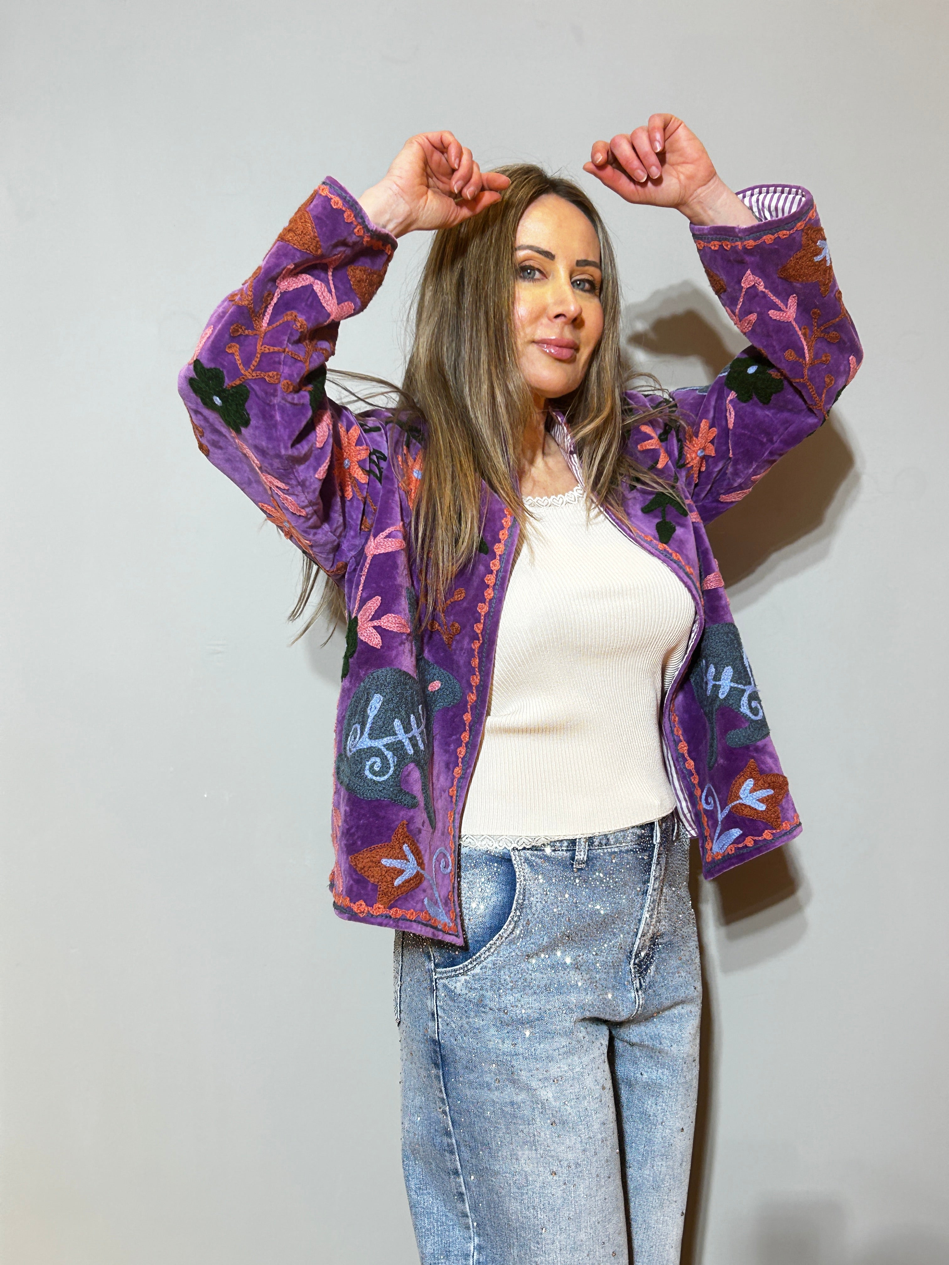Suzani handbestickte Samtjacke – Royal Purple Abstrakt