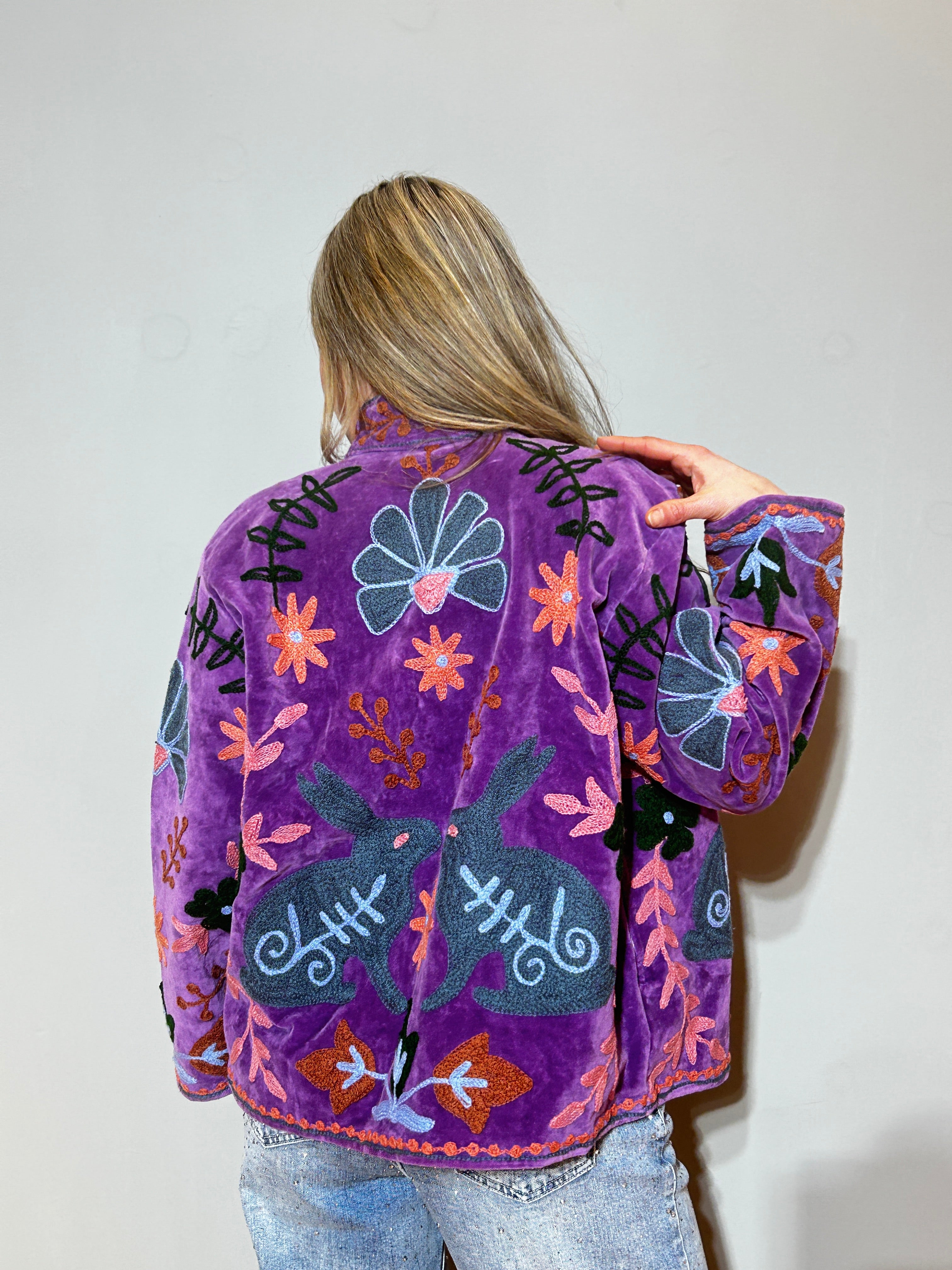 Suzani handbestickte Samtjacke – Royal Purple Abstrakt