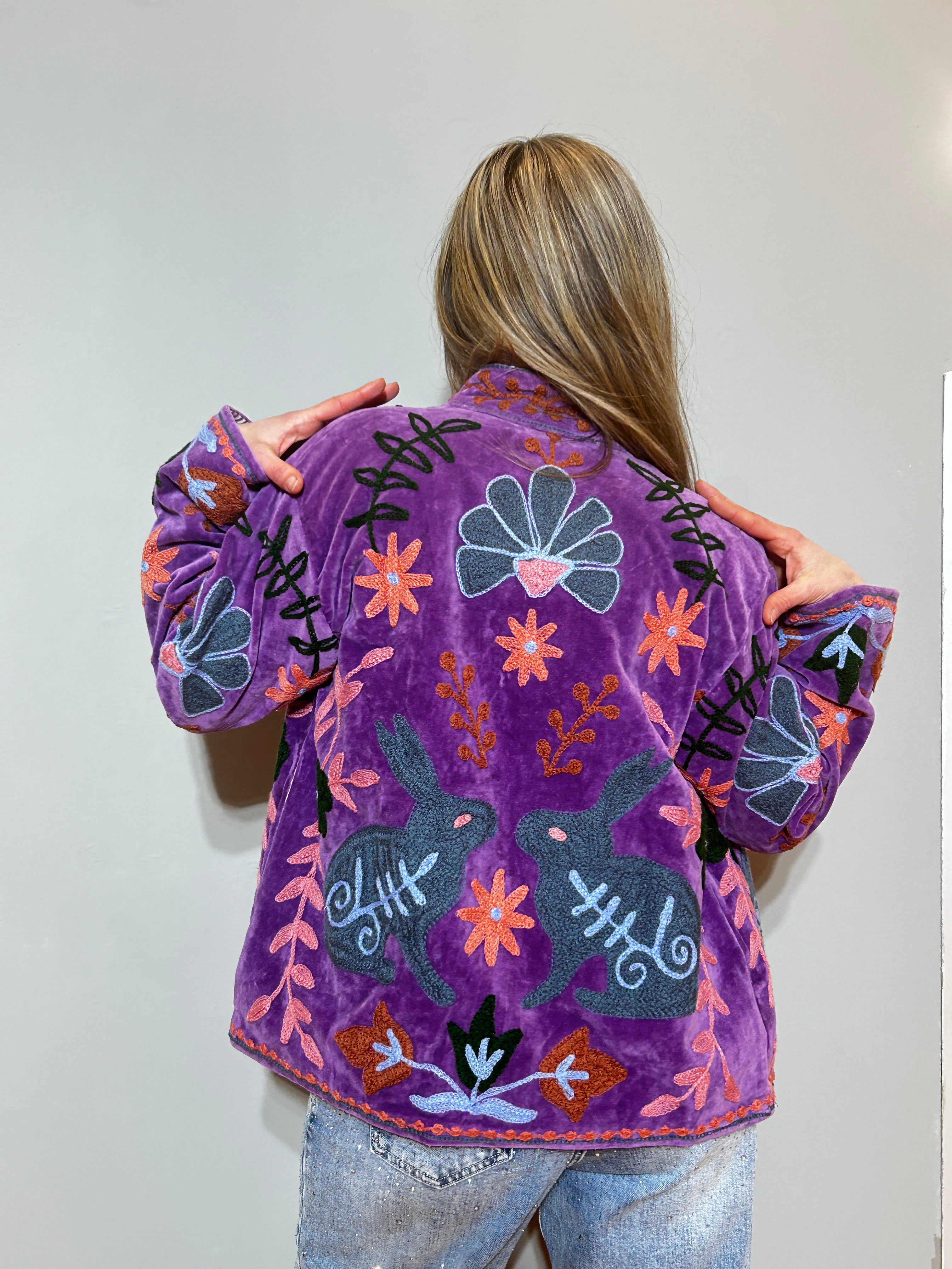 Suzani handbestickte Samtjacke – Royal Purple Abstrakt