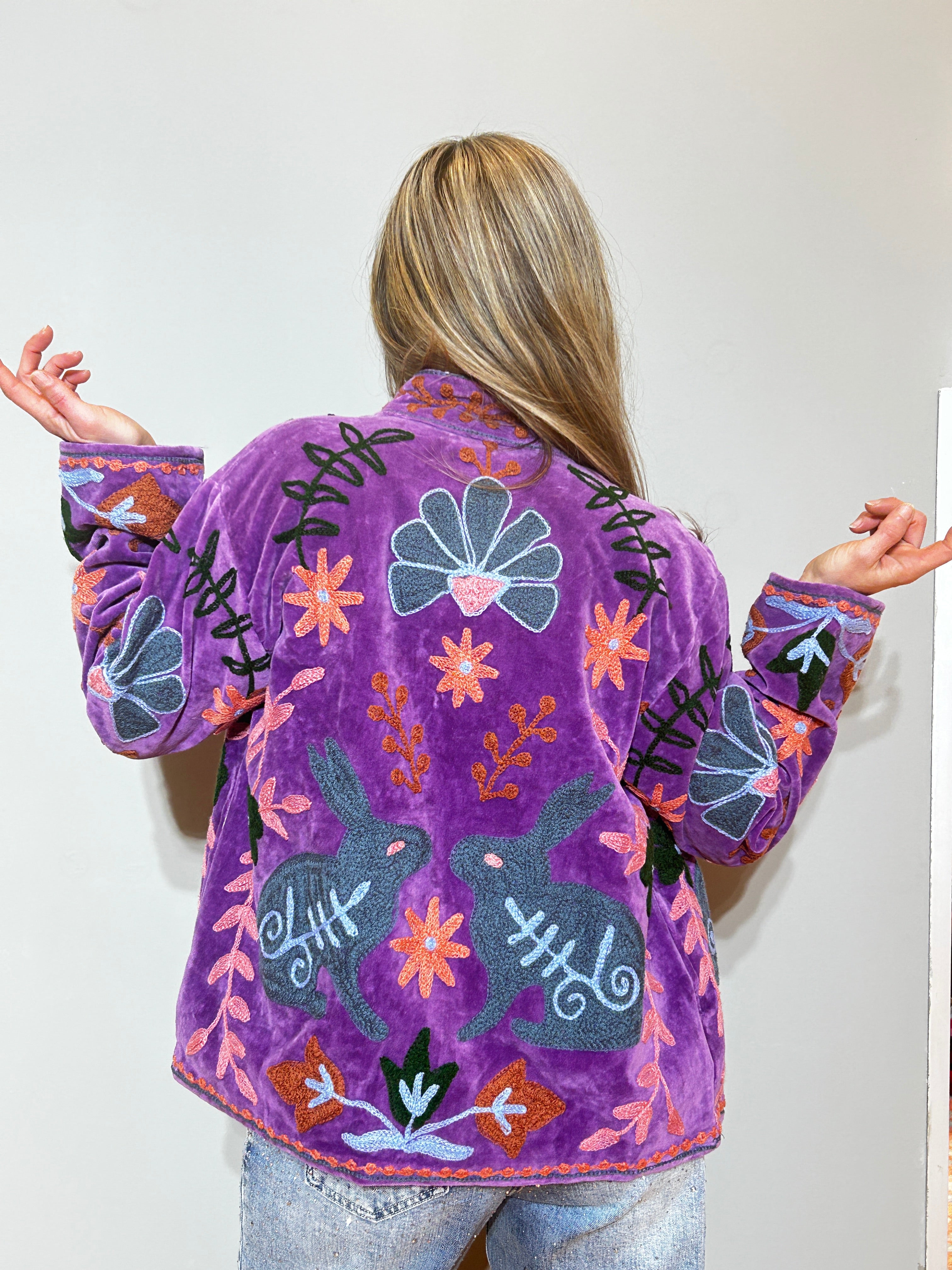 Suzani handbestickte Samtjacke – Royal Purple Abstrakt