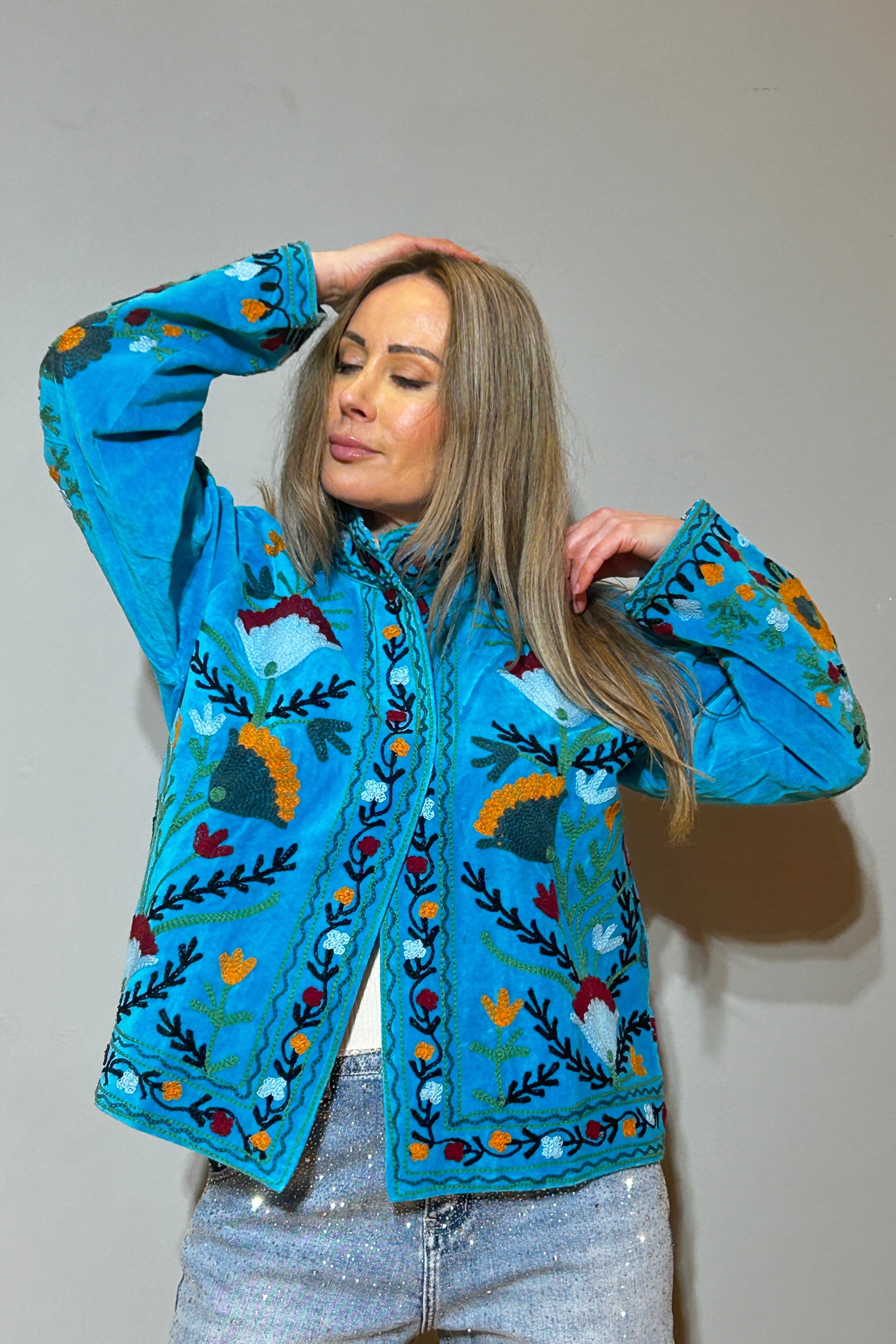 Suzani Handbestickte Samtjacke – Türkiser Garten