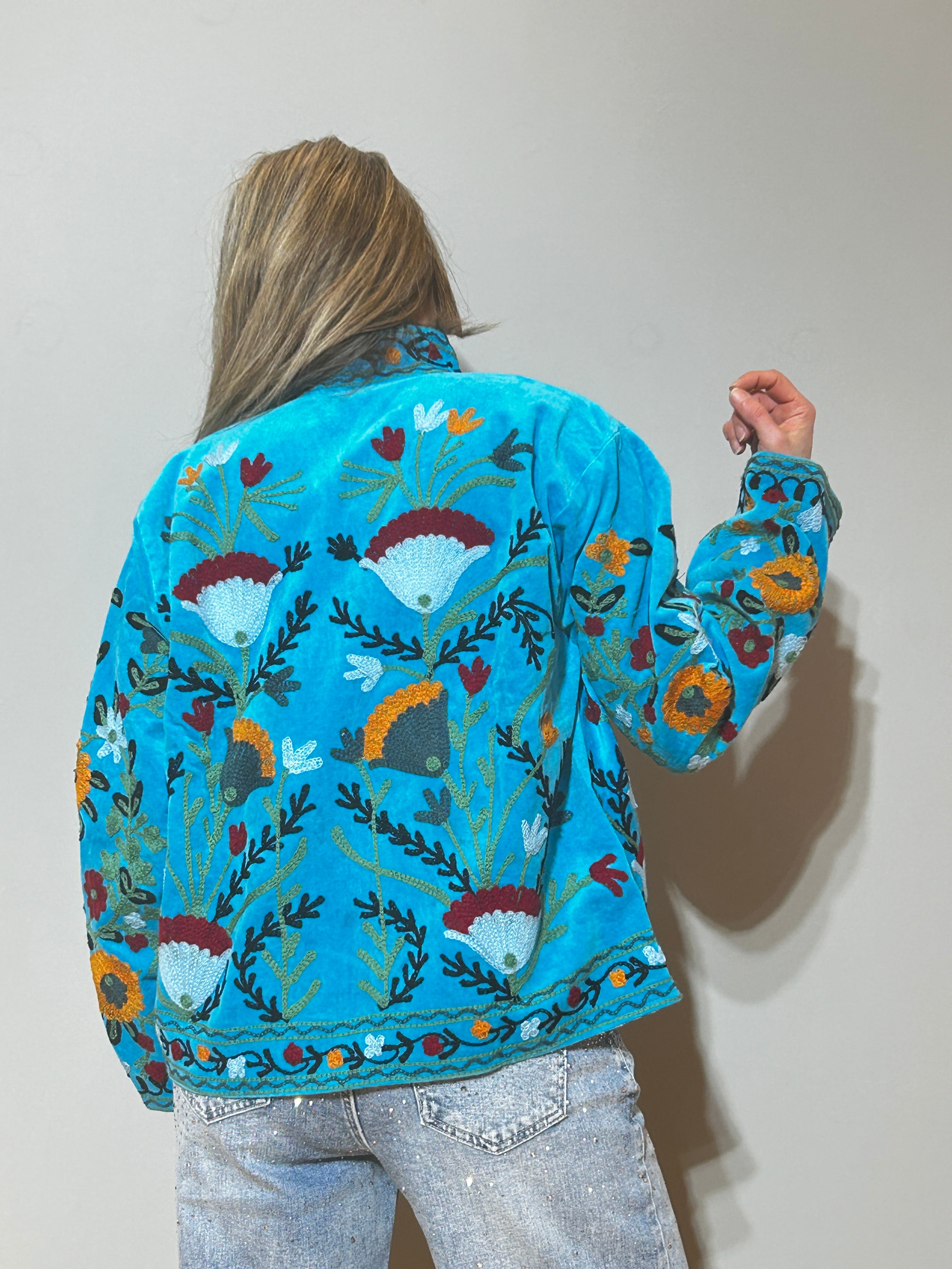 Suzani Handbestickte Samtjacke – Türkiser Garten