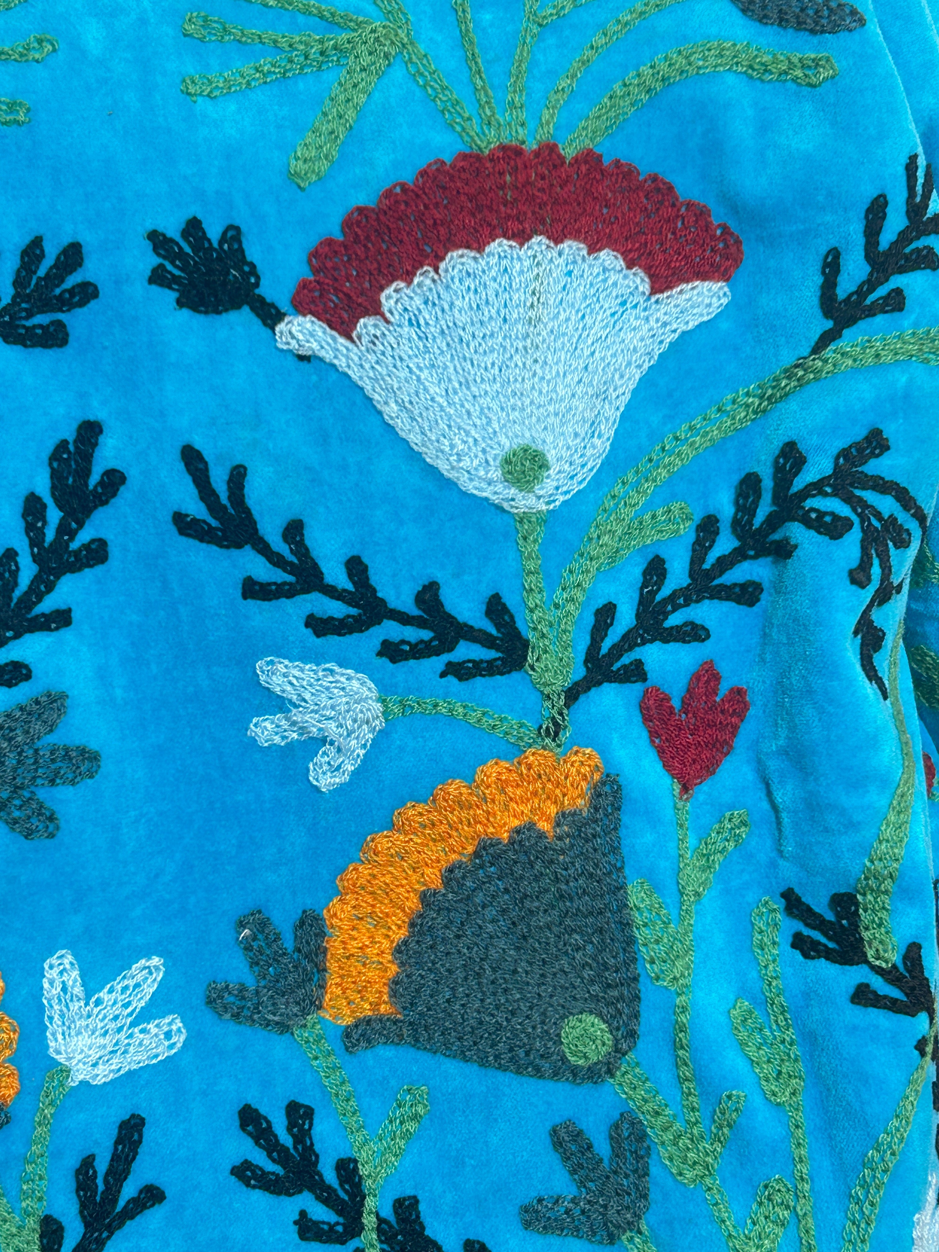 Suzani Handbestickte Samtjacke – Türkiser Garten