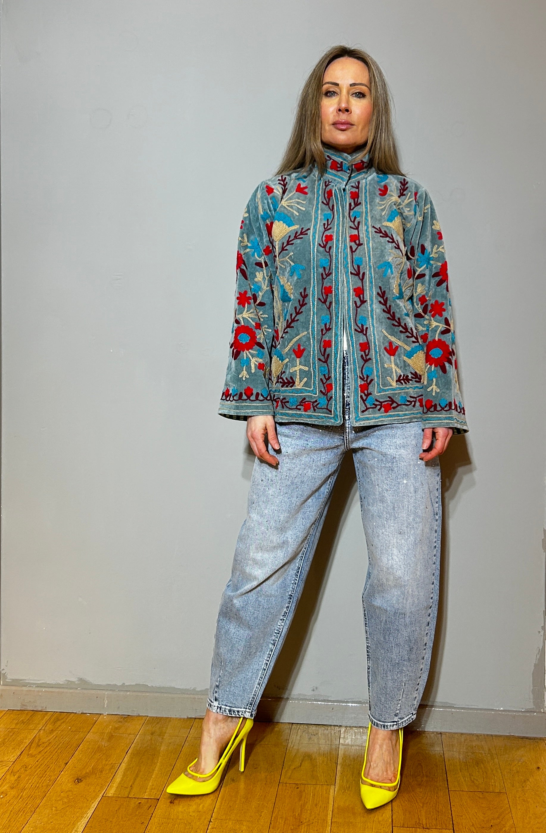 Suzani Handbestickte Samtjacke – Salbeiblauer Mohn
