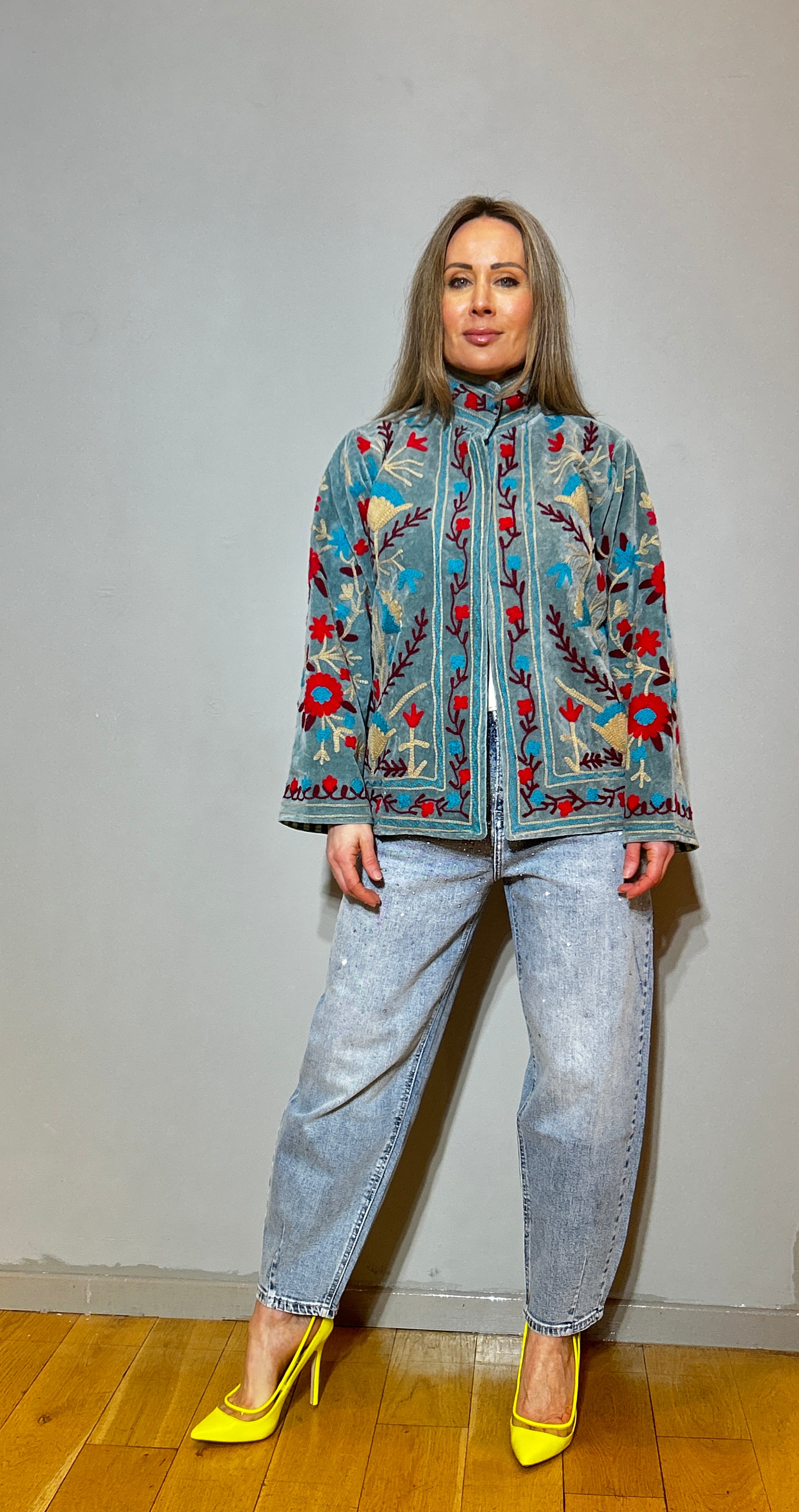 Suzani Handbestickte Samtjacke – Salbeiblauer Mohn