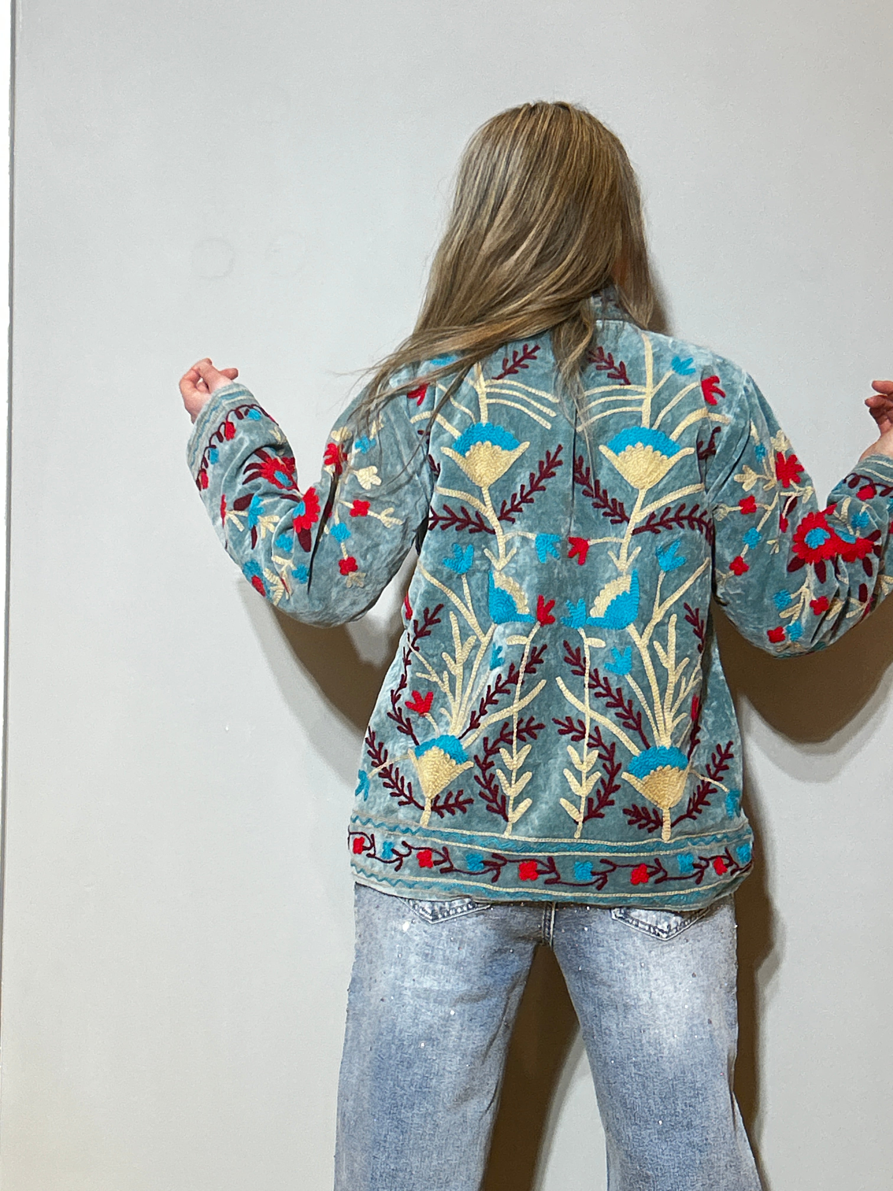 Suzani Handbestickte Samtjacke – Salbeiblauer Mohn