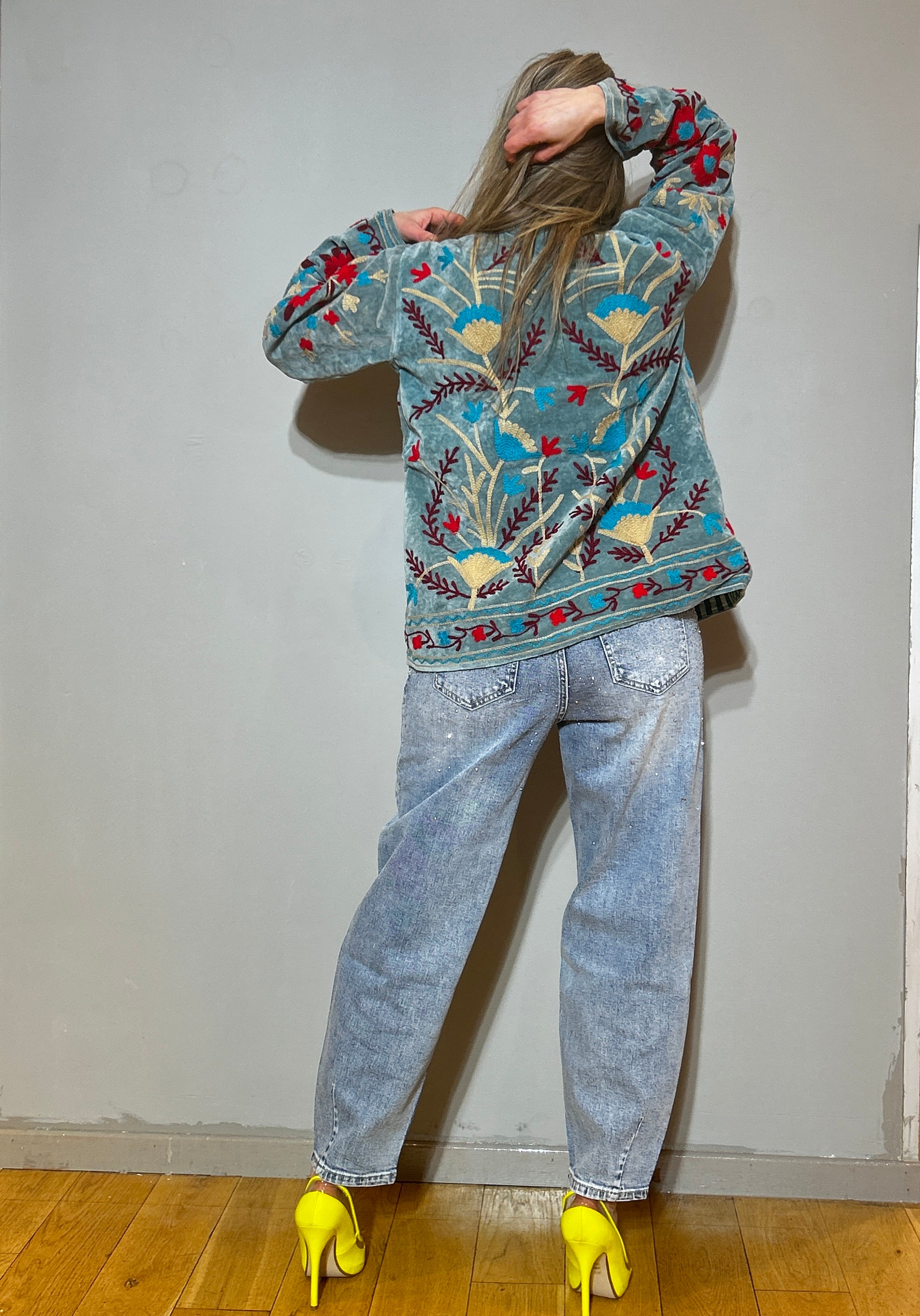 Suzani Handbestickte Samtjacke – Salbeiblauer Mohn
