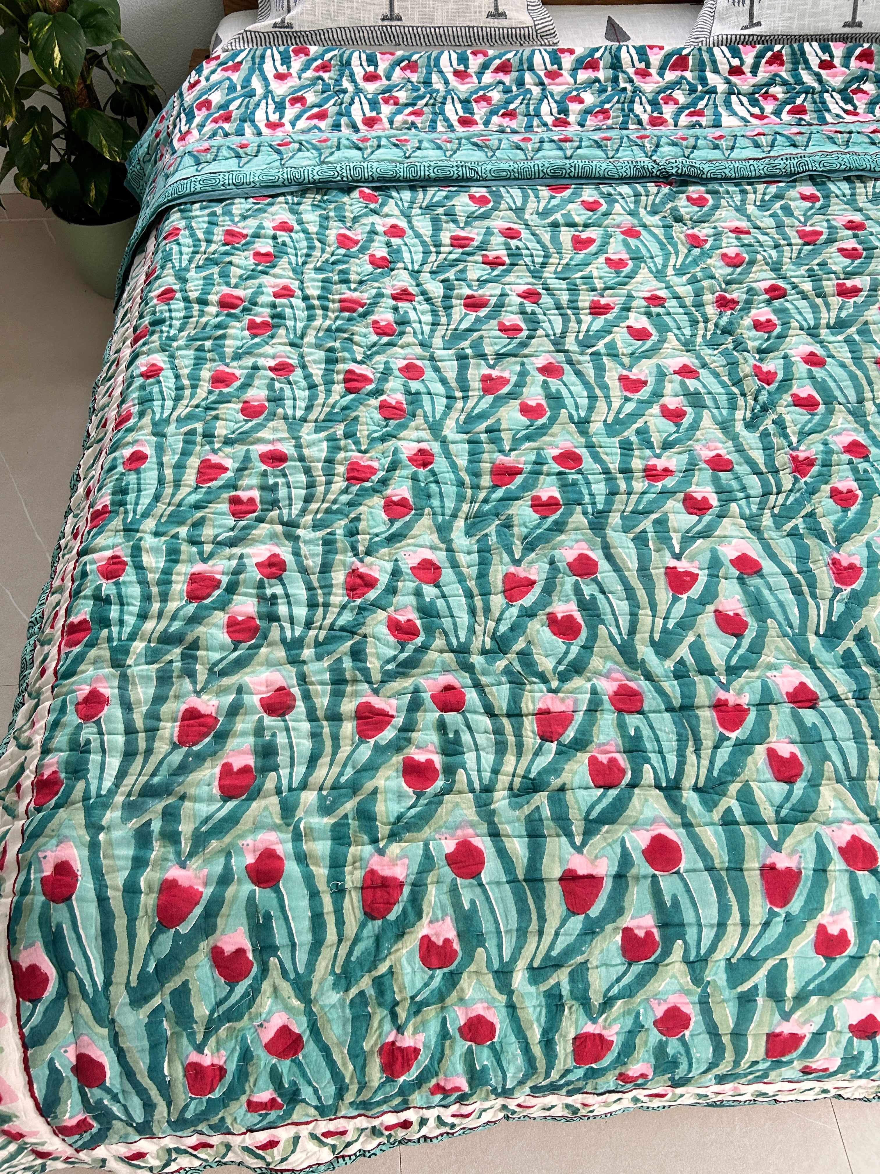 Handbedruckte Wendesteppdecke (Doppelbett) – Türkise Tulpe
