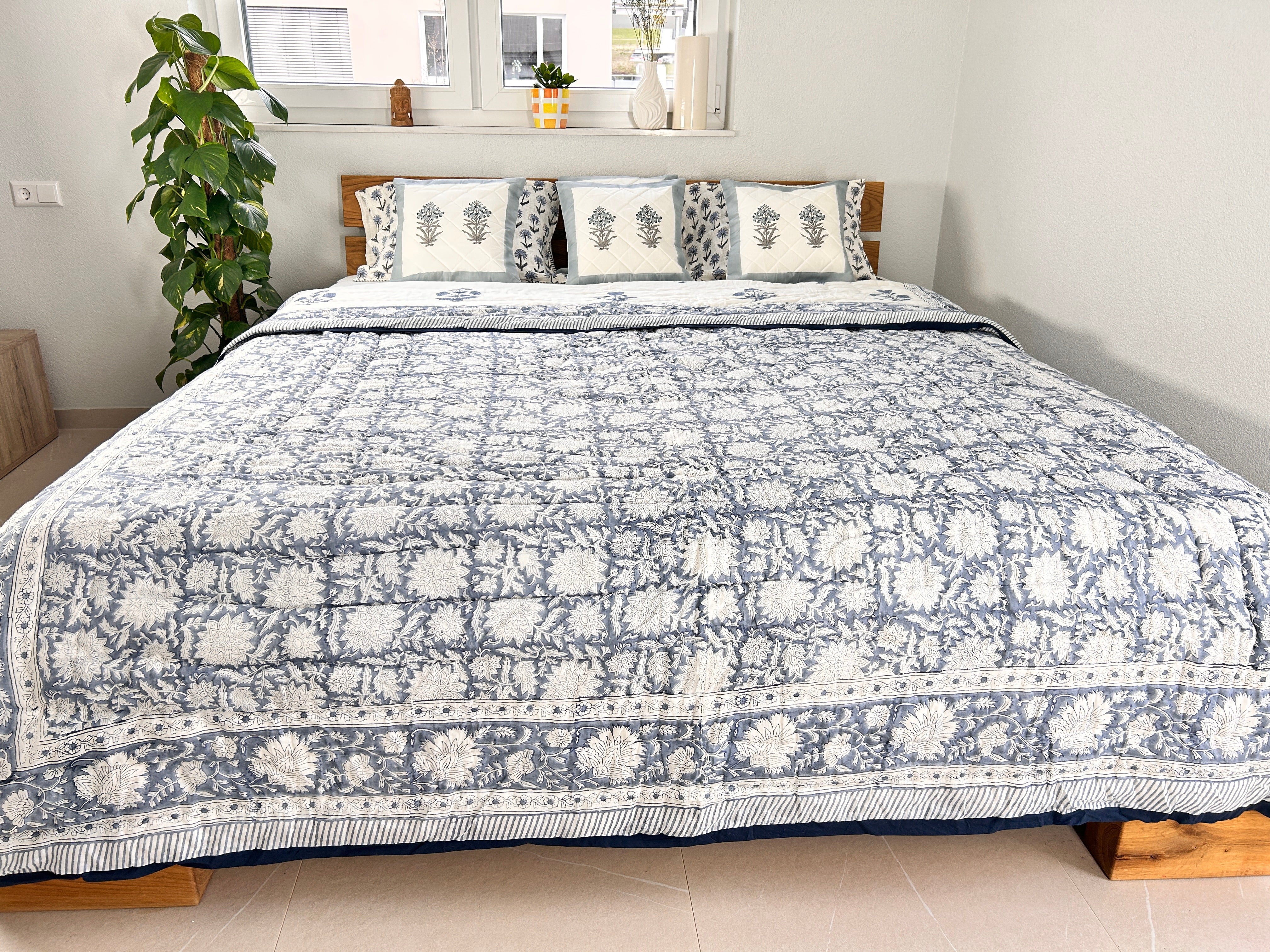 Handbedruckte Wendesteppdecke (Doppelbett) – Graues Blumenbouquet