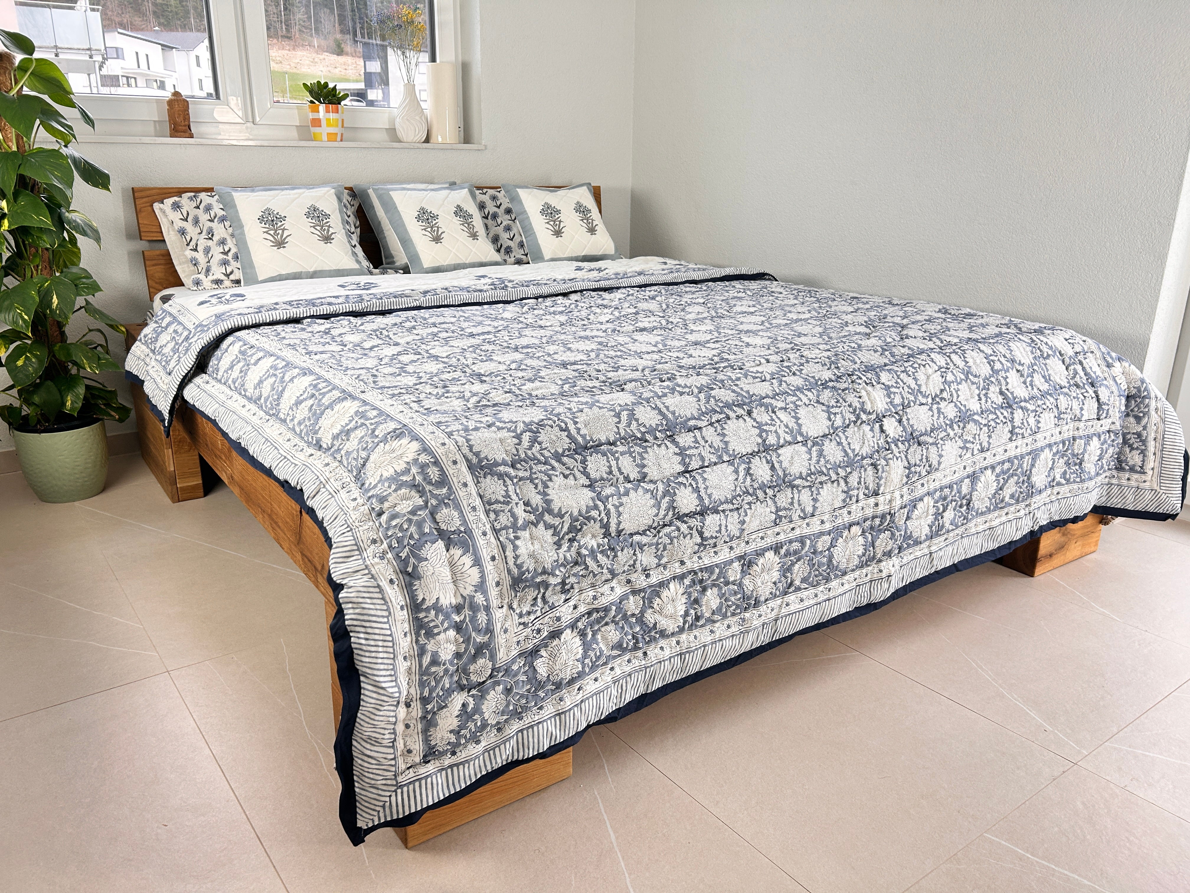 Handbedruckte Wendesteppdecke (Doppelbett) – Graues Blumenbouquet
