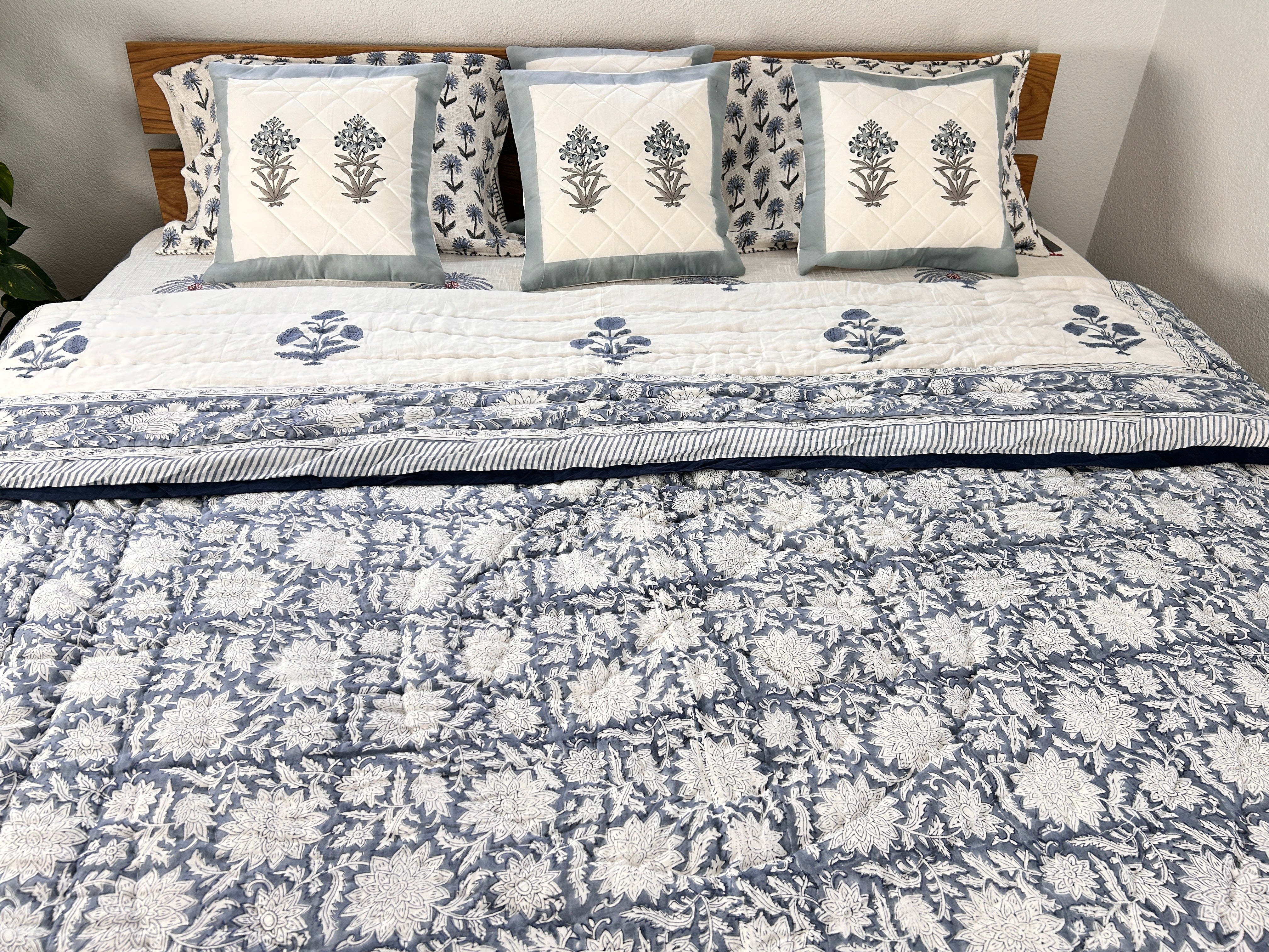 Handbedruckte Wendesteppdecke (Doppelbett) – Graues Blumenbouquet
