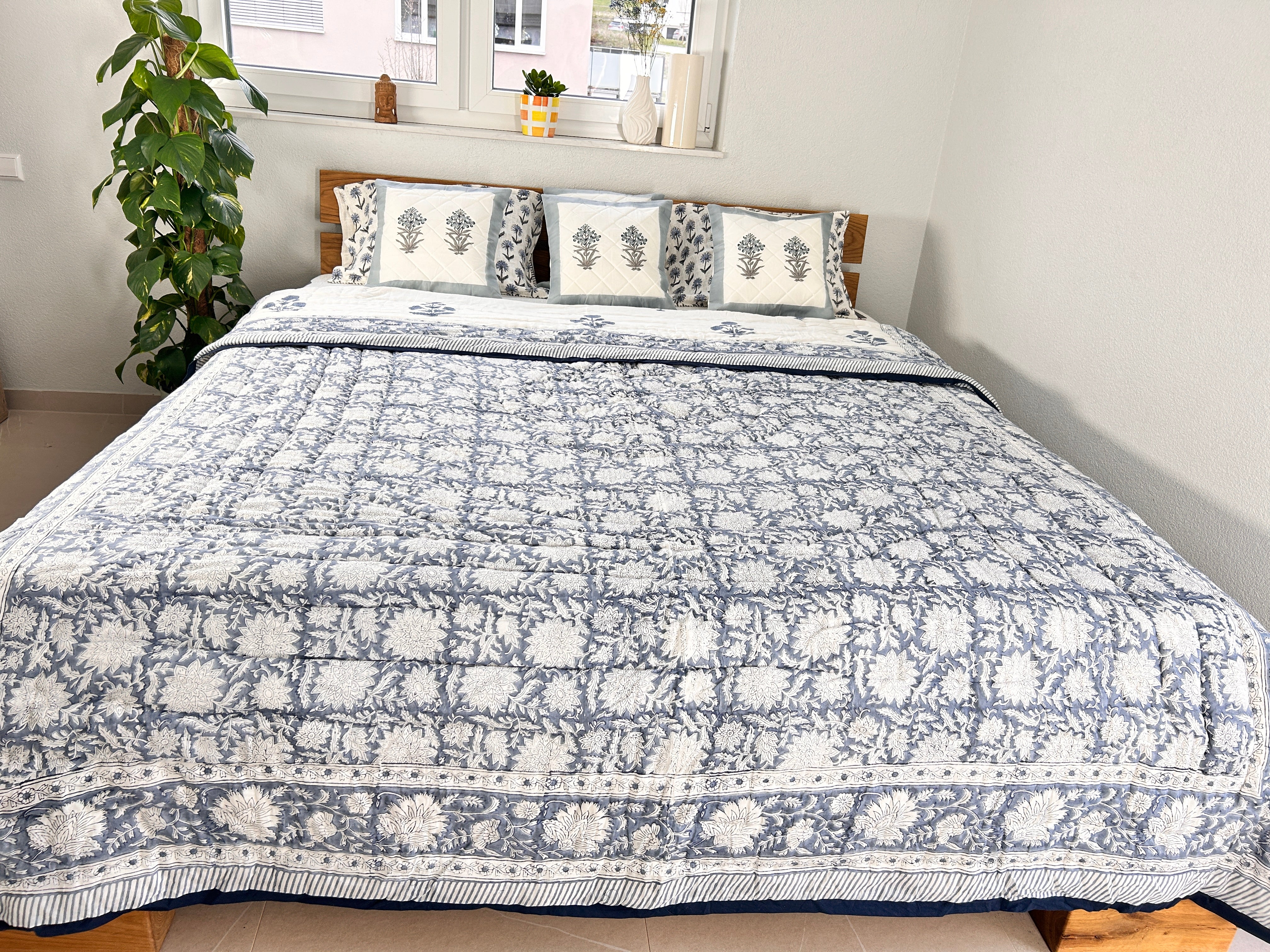 Handbedruckte Wendesteppdecke (Doppelbett) – Graues Blumenbouquet