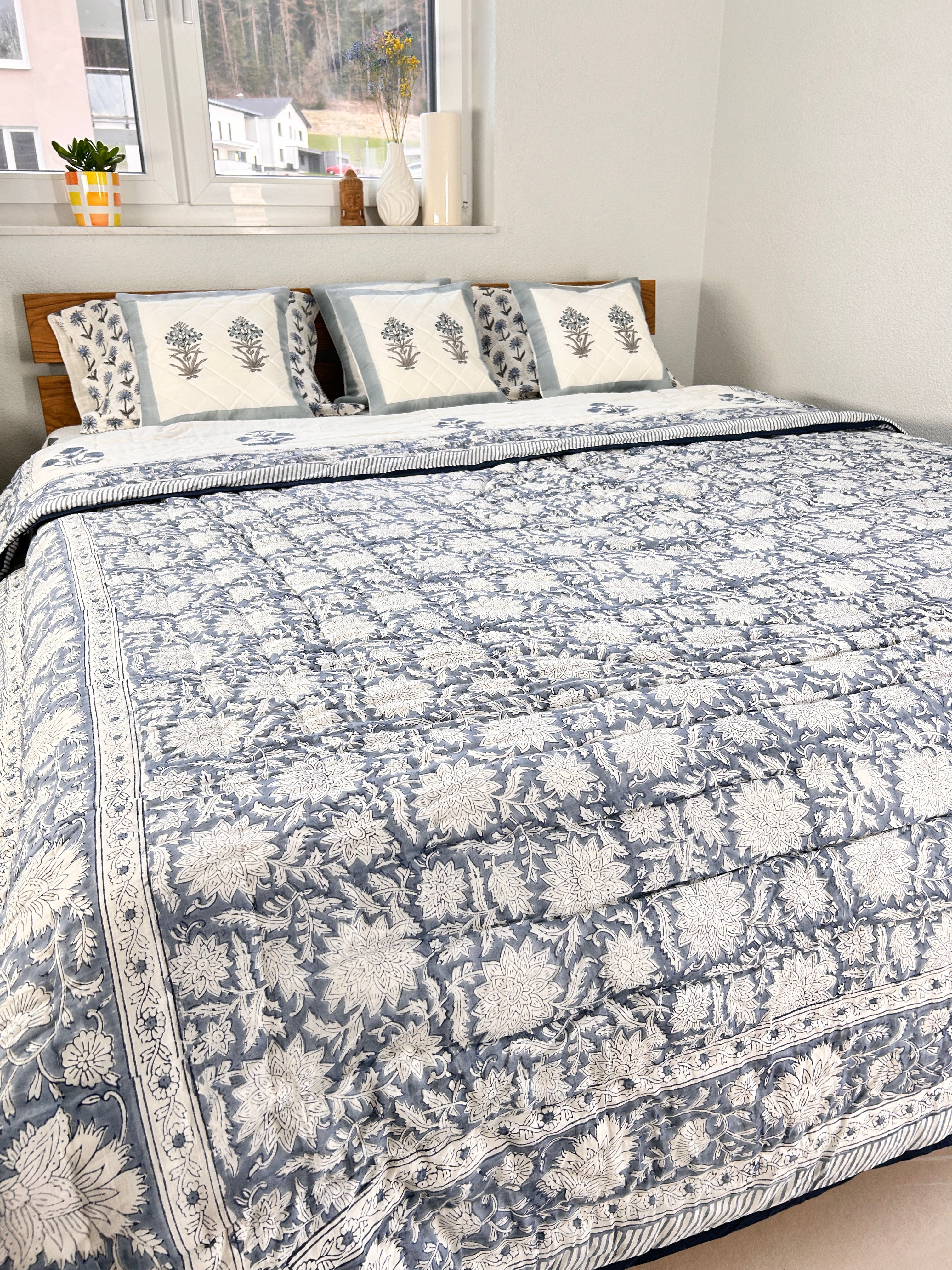 Handbedruckte Wendesteppdecke (Doppelbett) – Graues Blumenbouquet