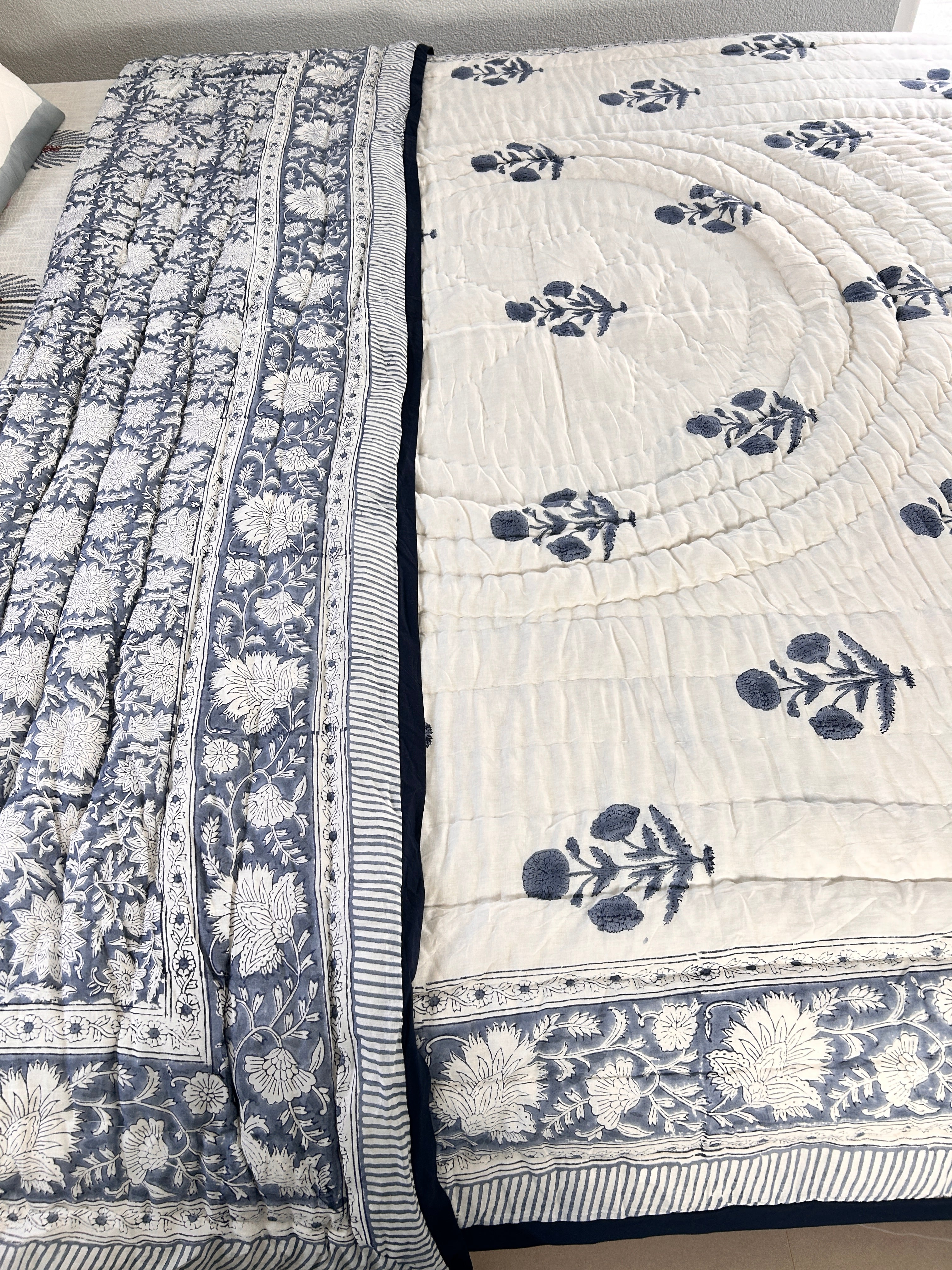 Handbedruckte Wendesteppdecke (Doppelbett) – Graues Blumenbouquet