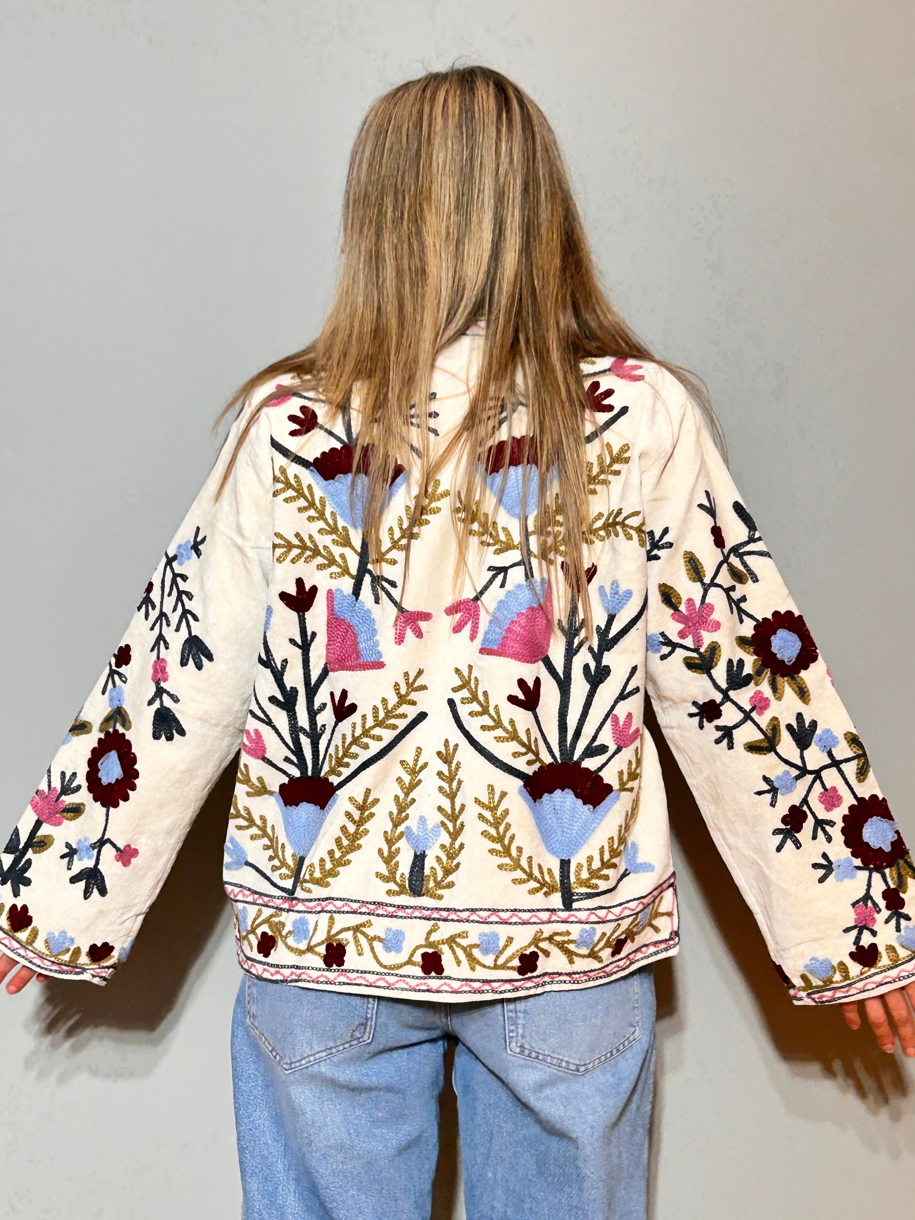 Suzani Handbestickte Baumwolljacke – Elfenbeingarten