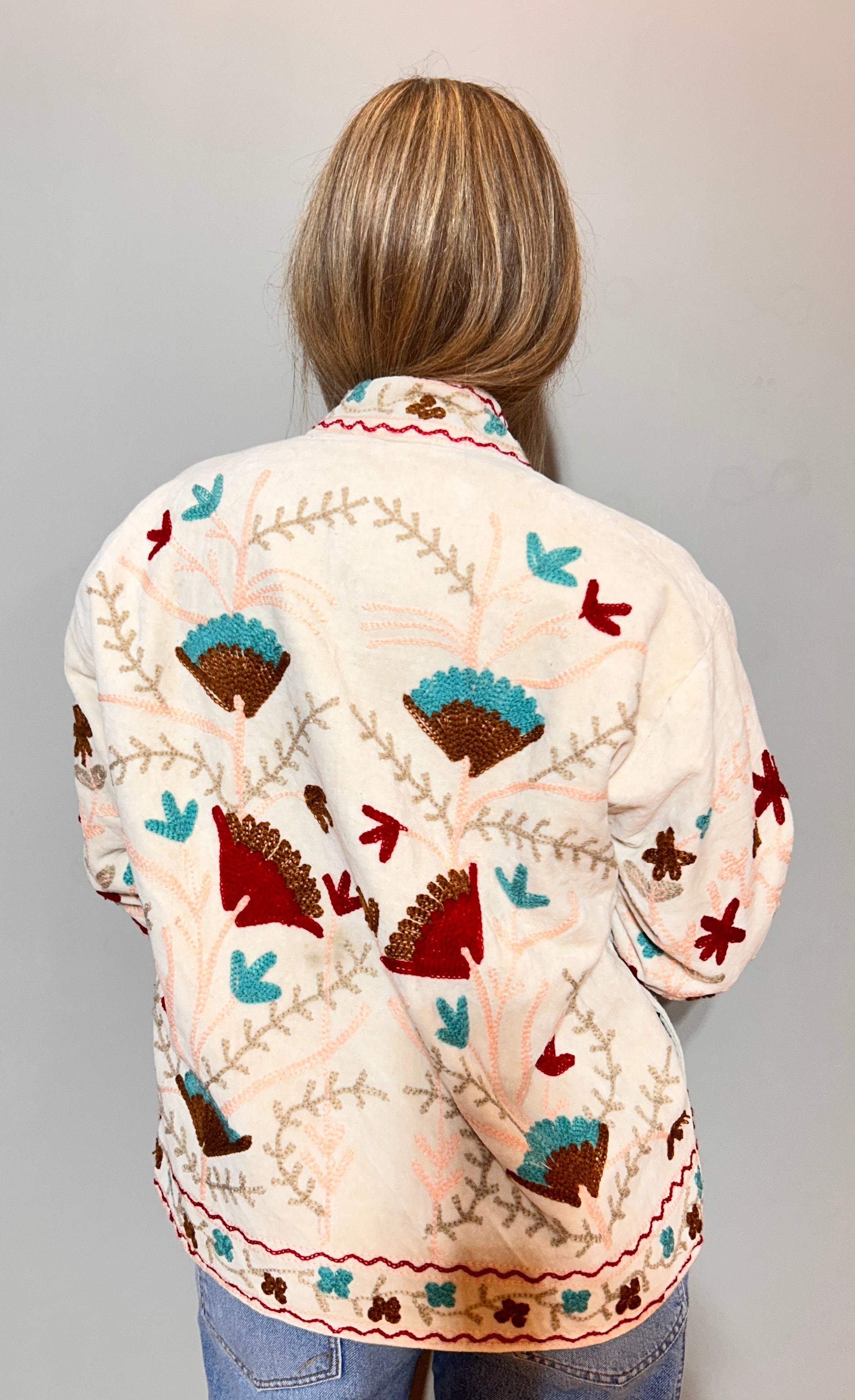 Suzani handbestickte Steppjacke – Elfenbeinfarbenes Fächer & Türkis-Blüte