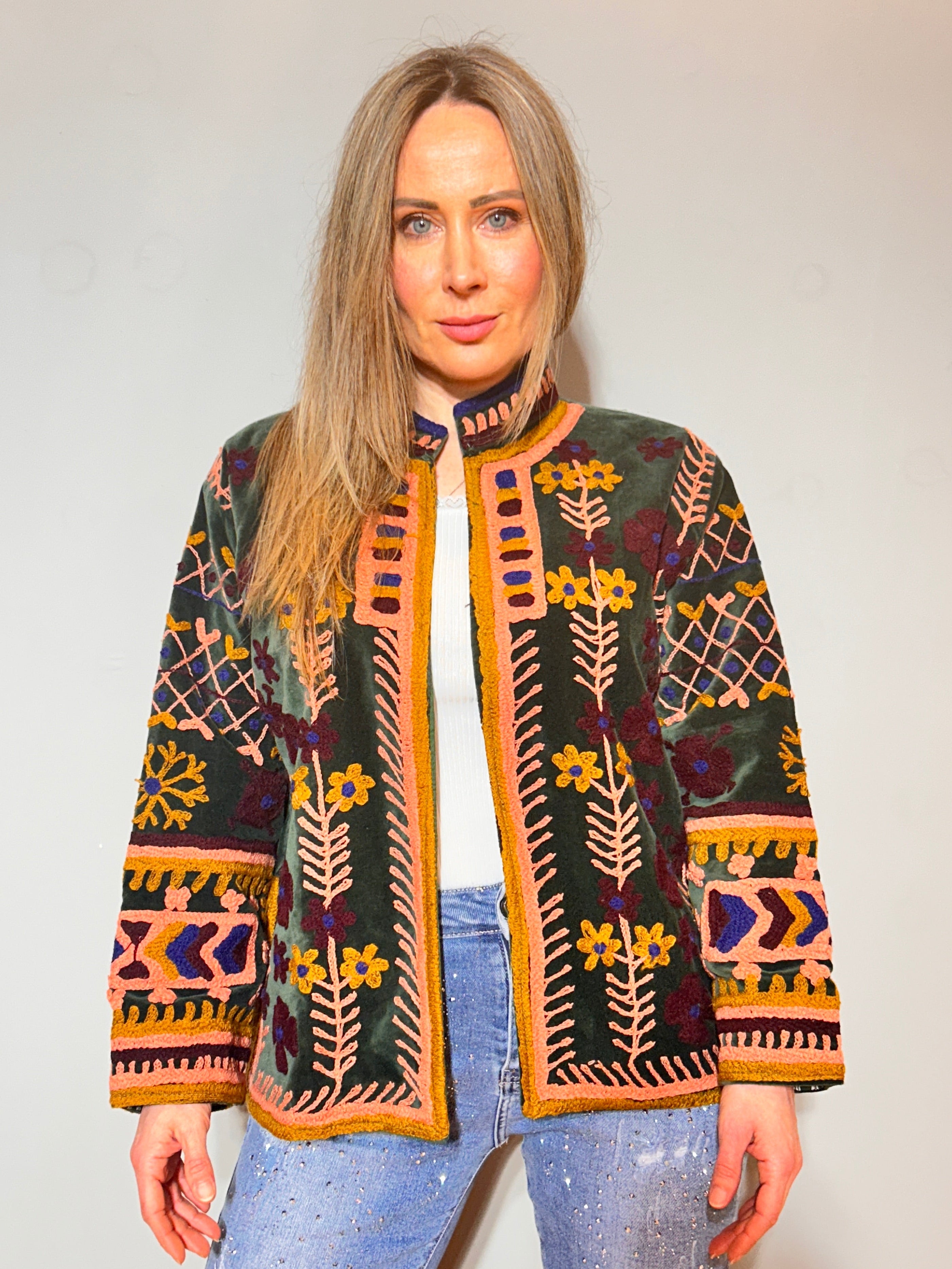 Suzani handbestickte Samtjacke – Waldgrün & Goldgarten