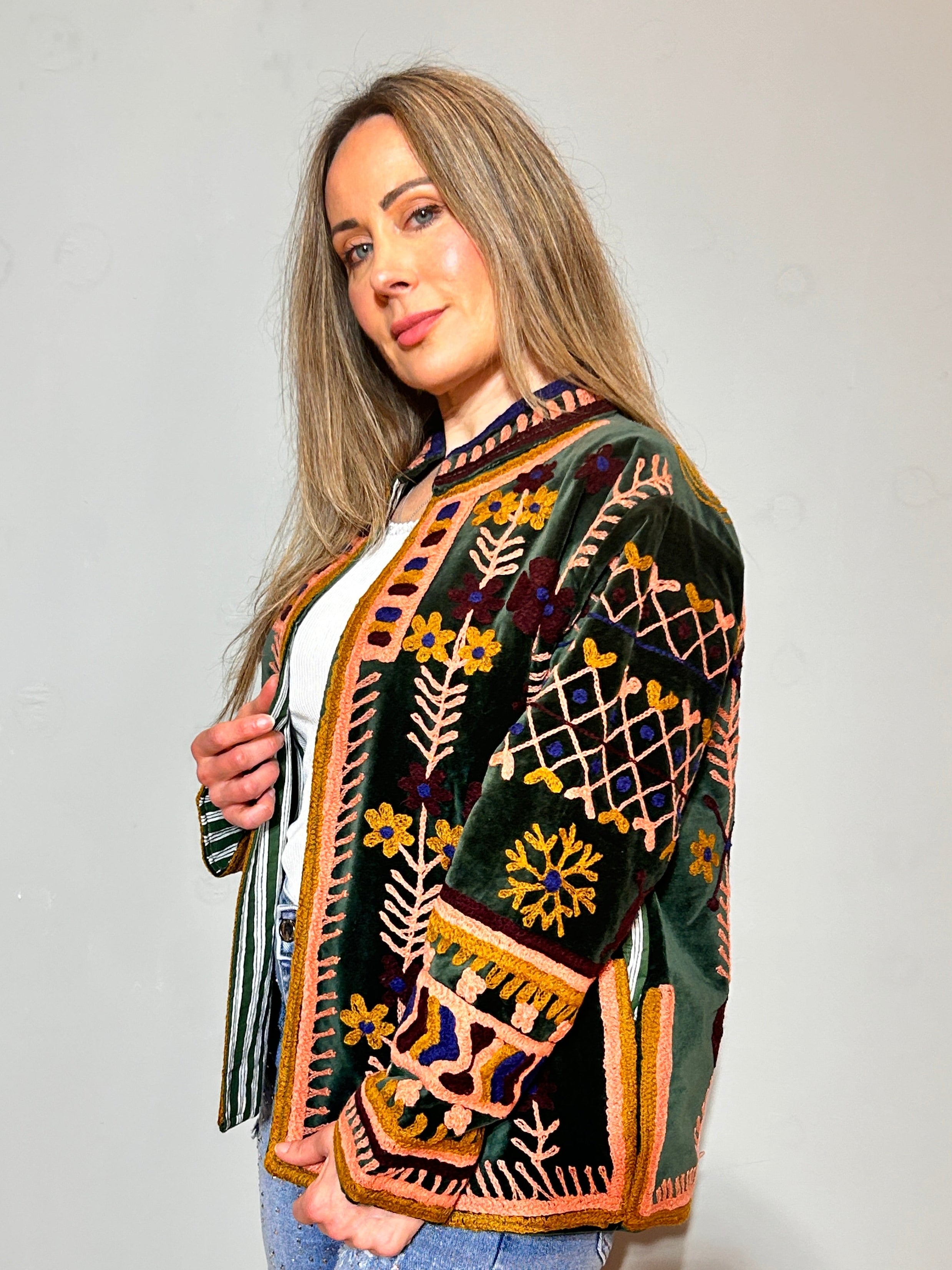 Suzani handbestickte Samtjacke – Waldgrün & Goldgarten