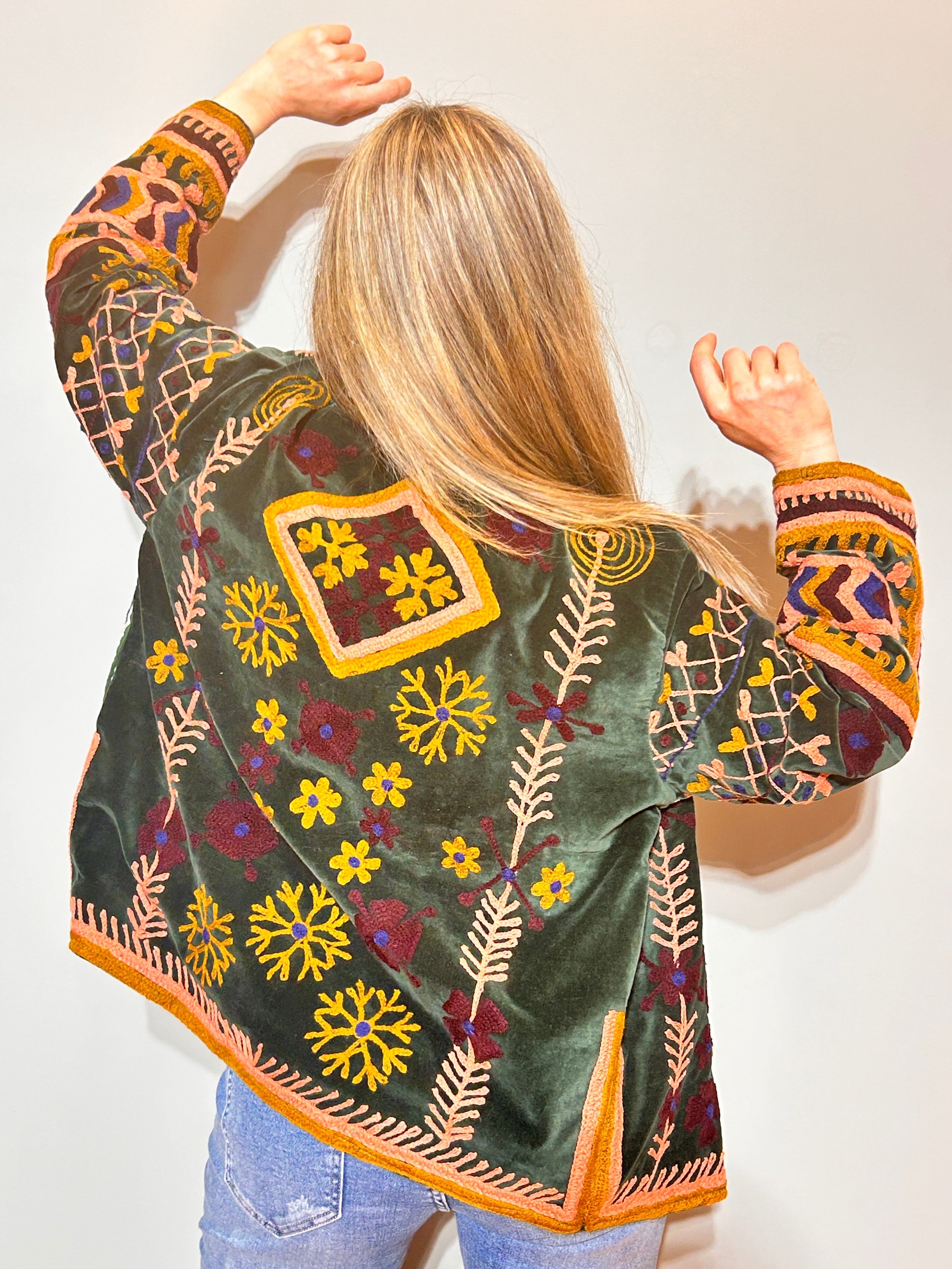Suzani handbestickte Samtjacke – Waldgrün & Goldgarten