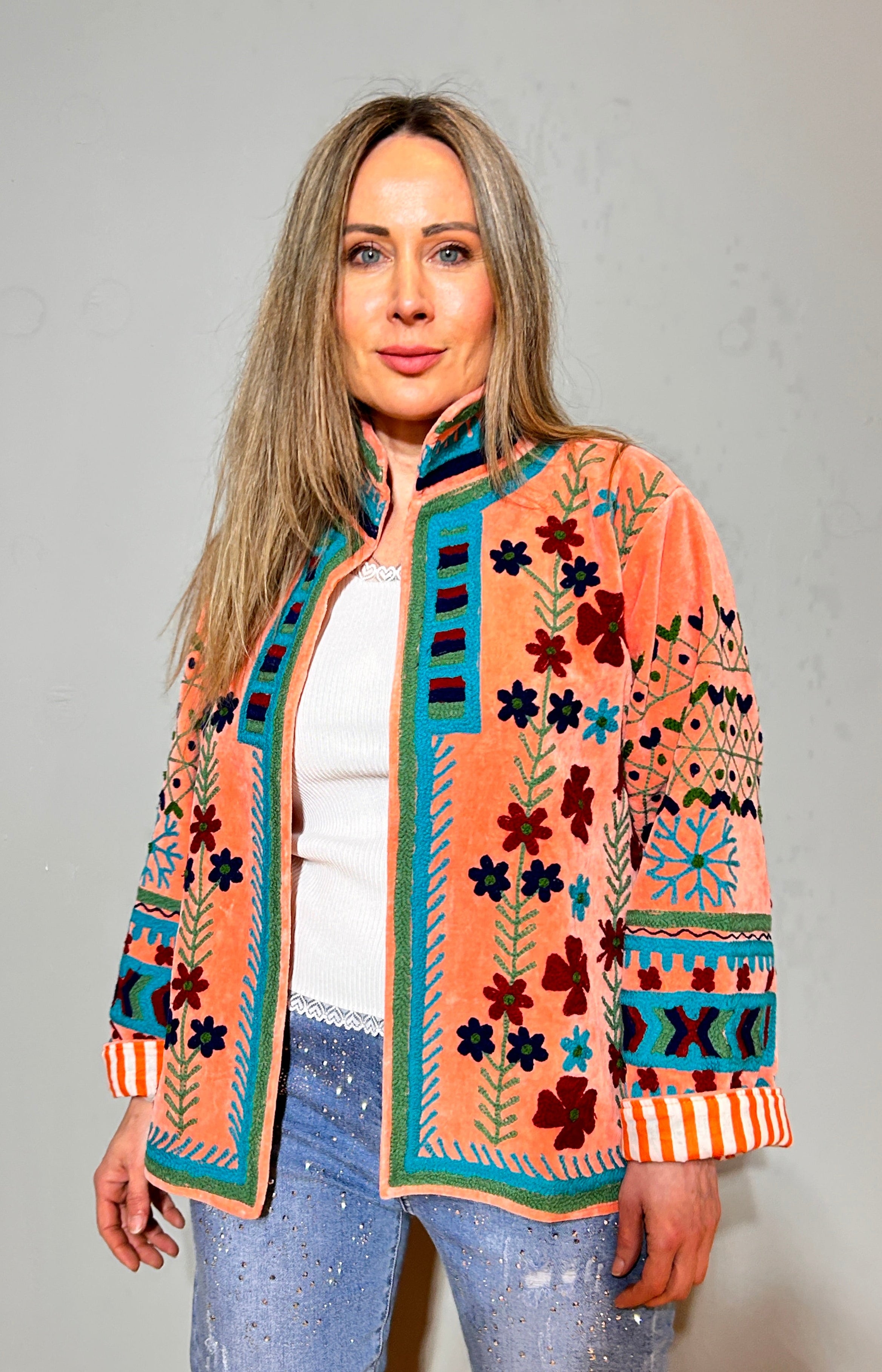 Suzani handbestickte Samtjacke – Korallenfarbene Gänseblümchen & Petrol