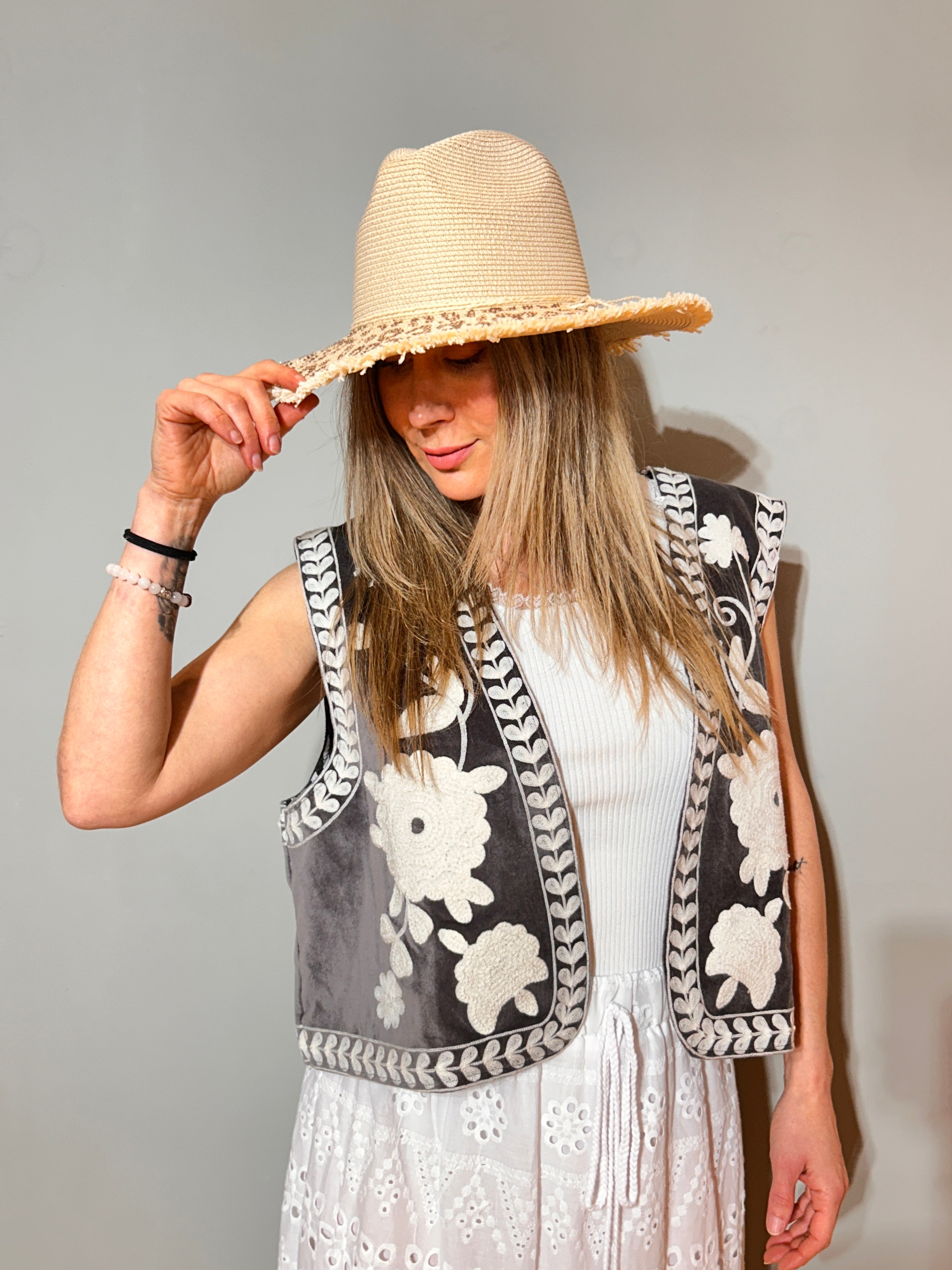 Suzani Bestickte Samtweste – Charcoal Folk Bloom
