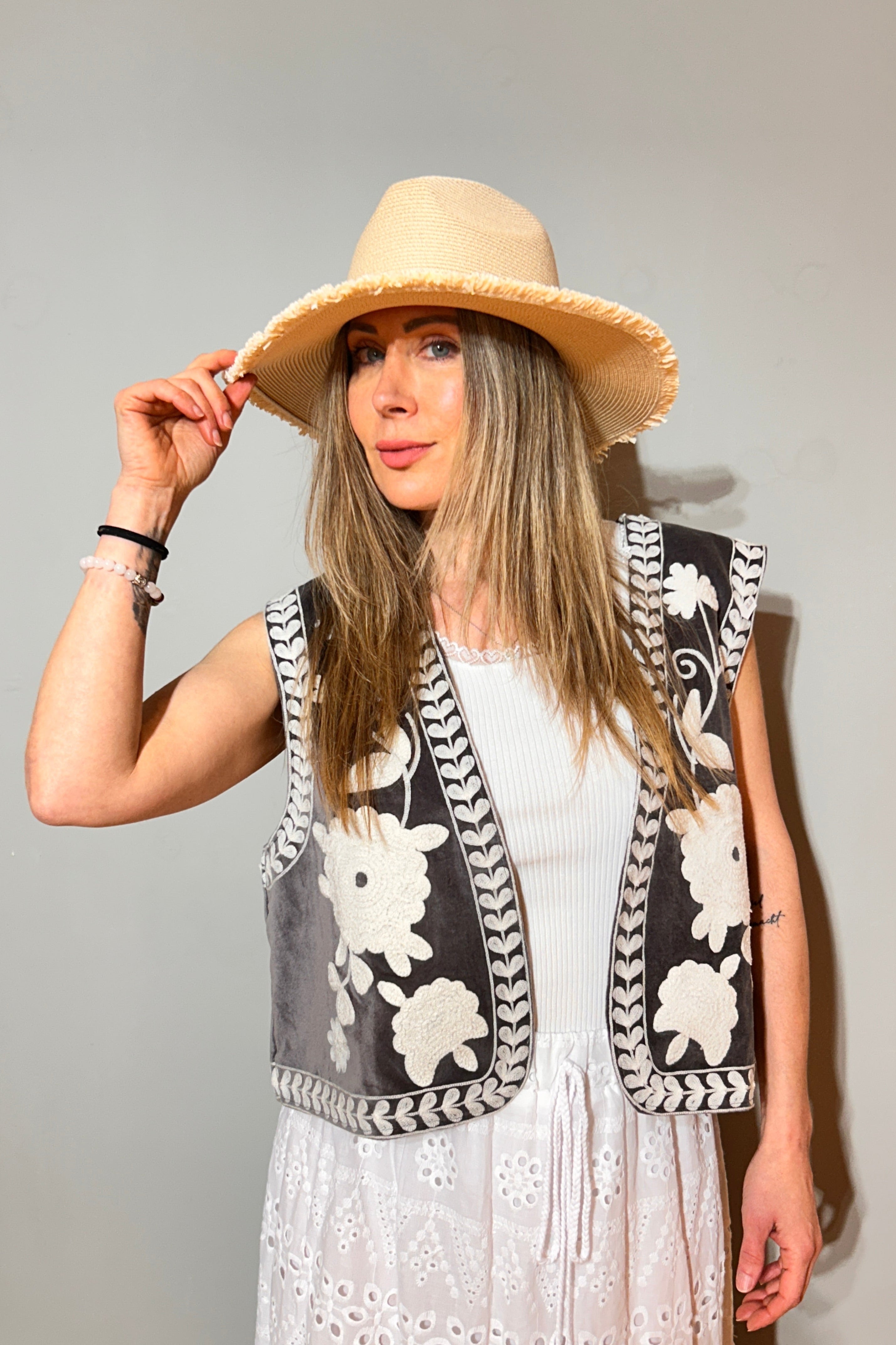 Suzani Bestickte Samtweste – Charcoal Folk Bloom