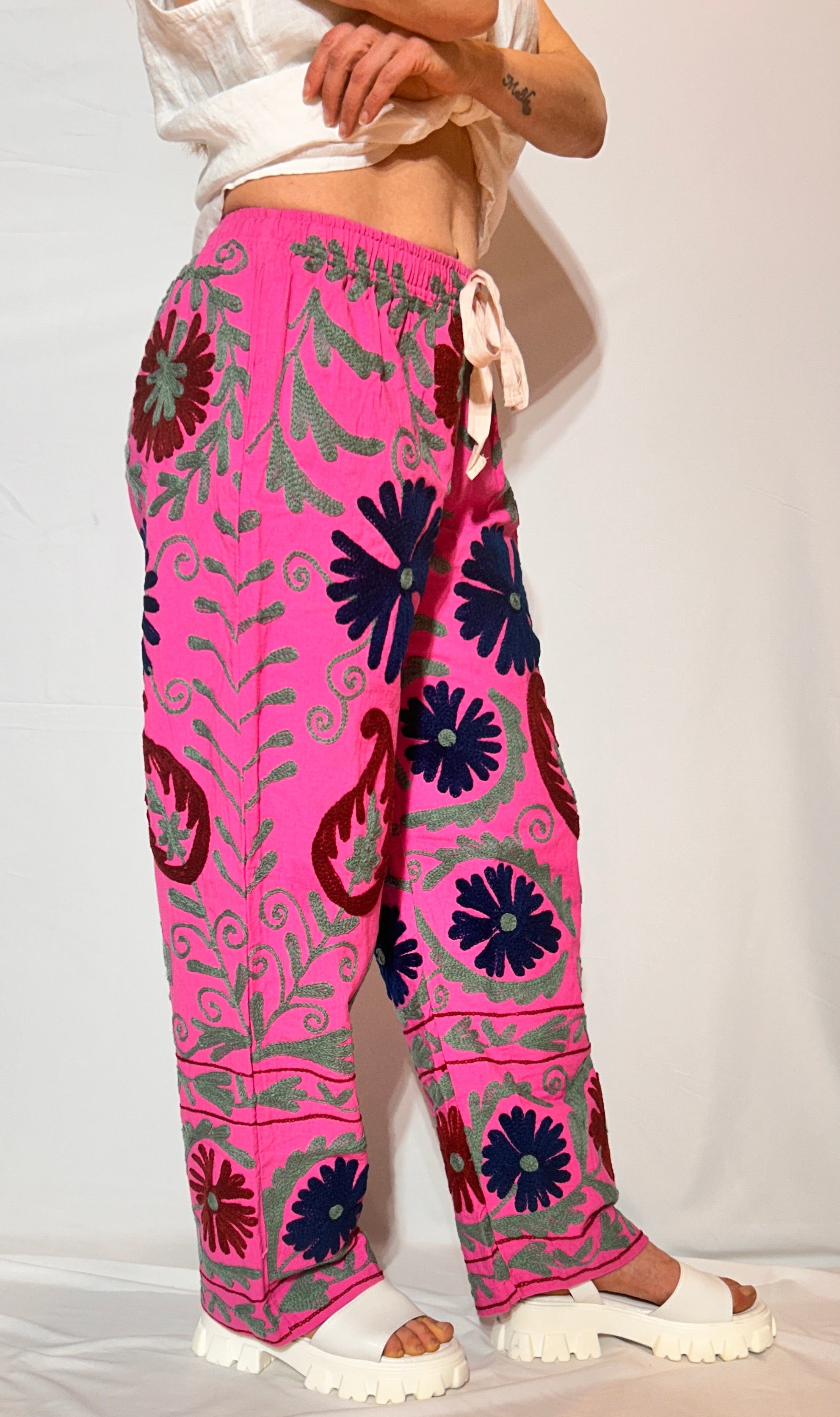 Suzani Handbestickte Hose – Fuchsia Daisy Bloom