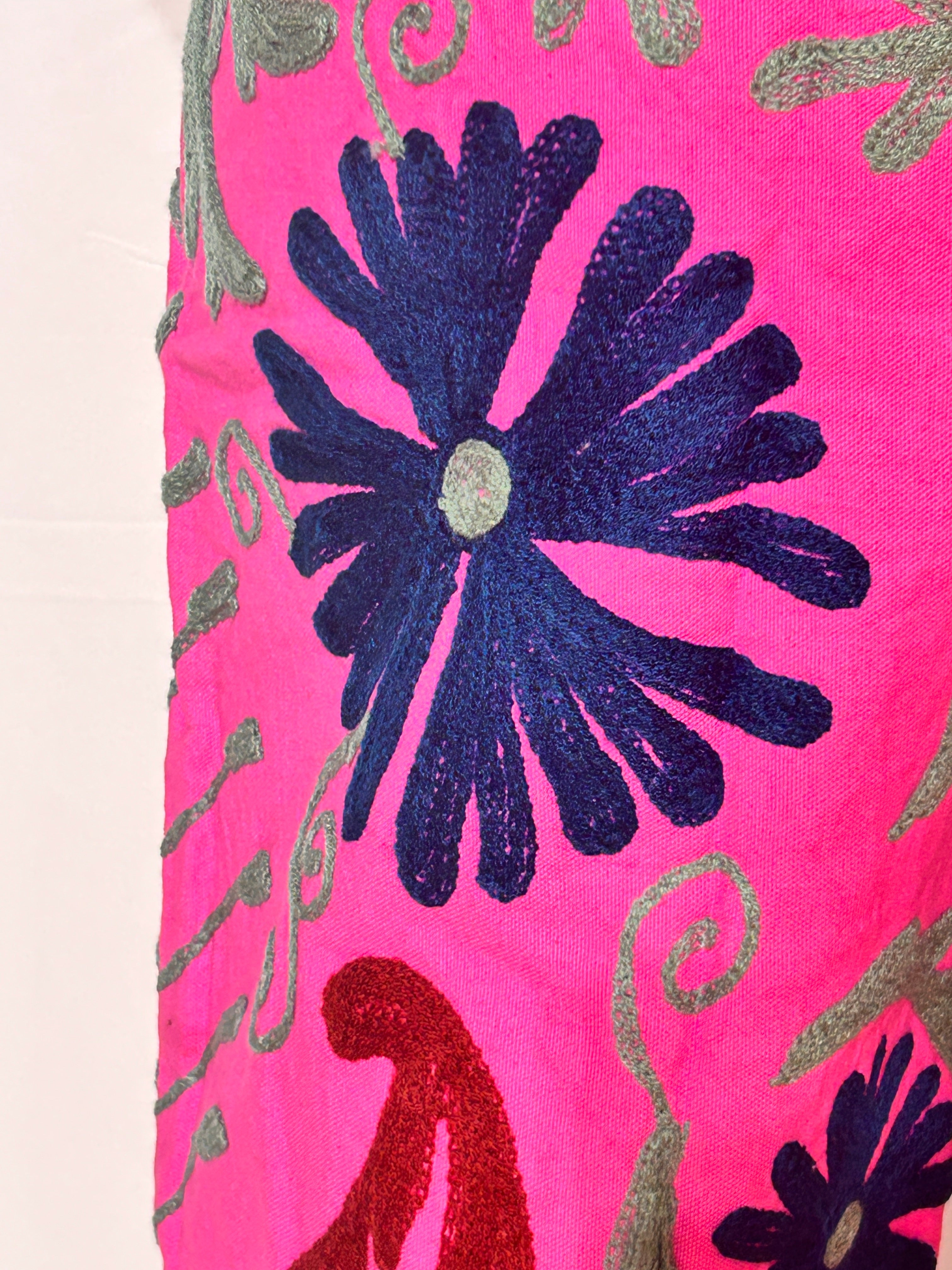 Suzani Handbestickte Hose – Fuchsia Daisy Bloom