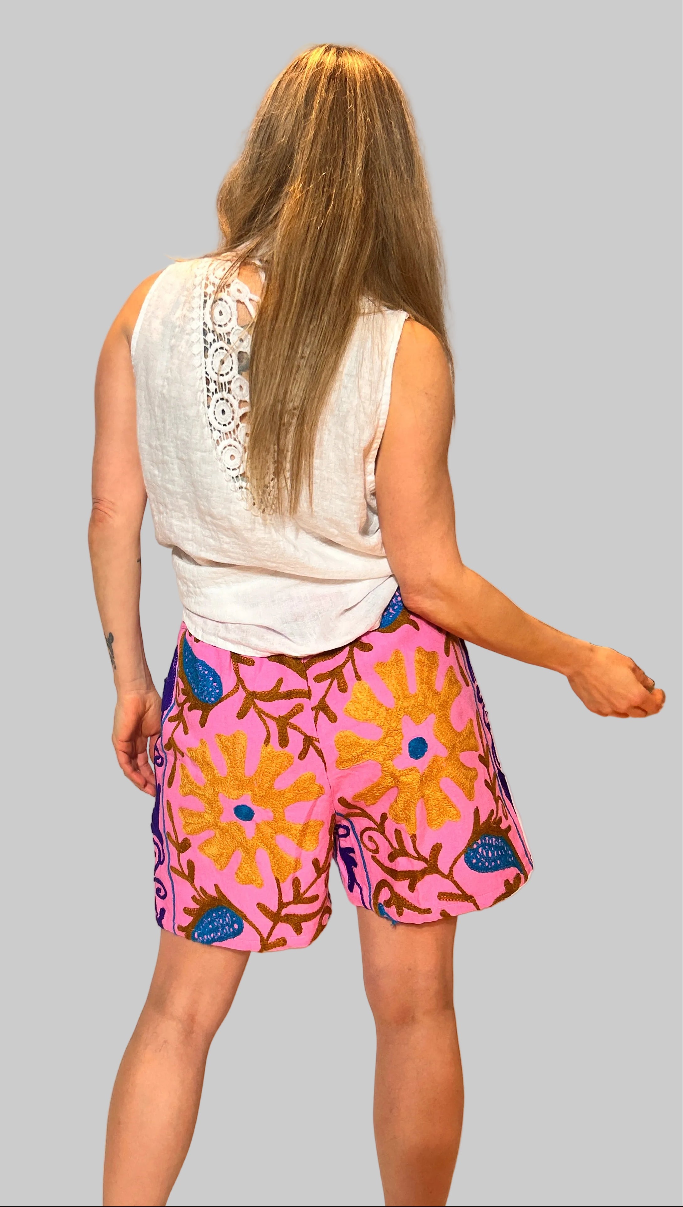 Suzani Handbestickte Shorts – Pink Daisy Bloom