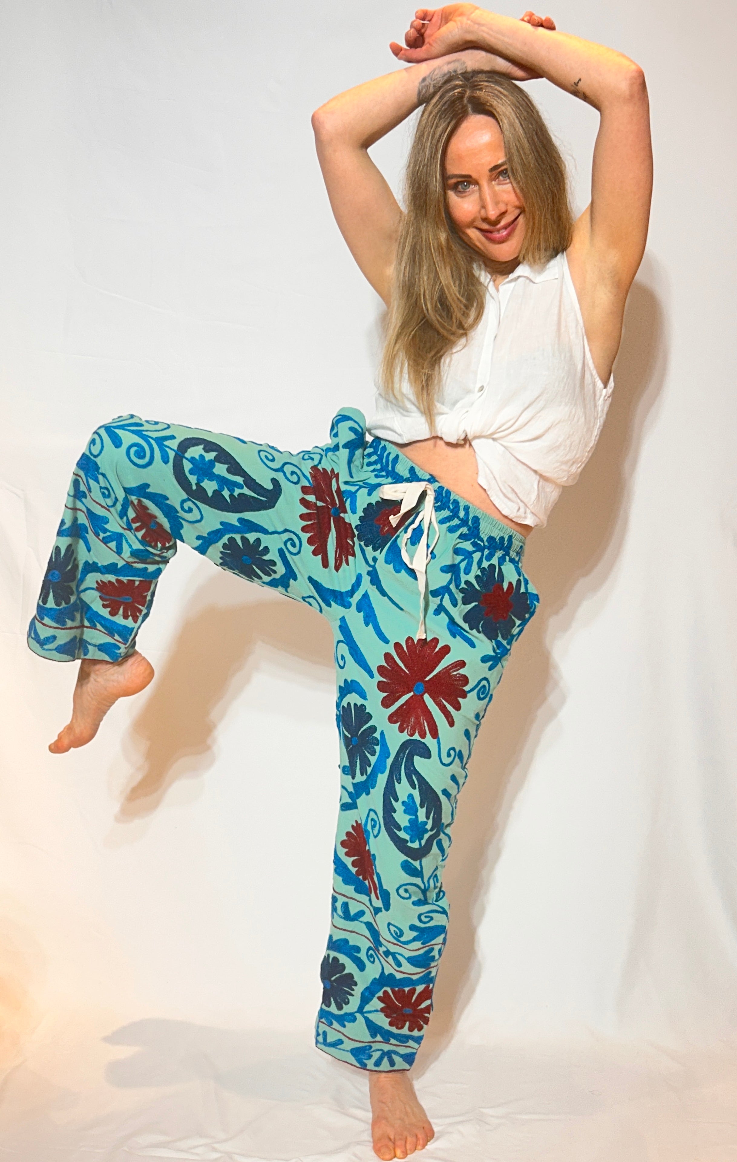 Suzani Handbestickte Hose – Aqua Daisy Bloom