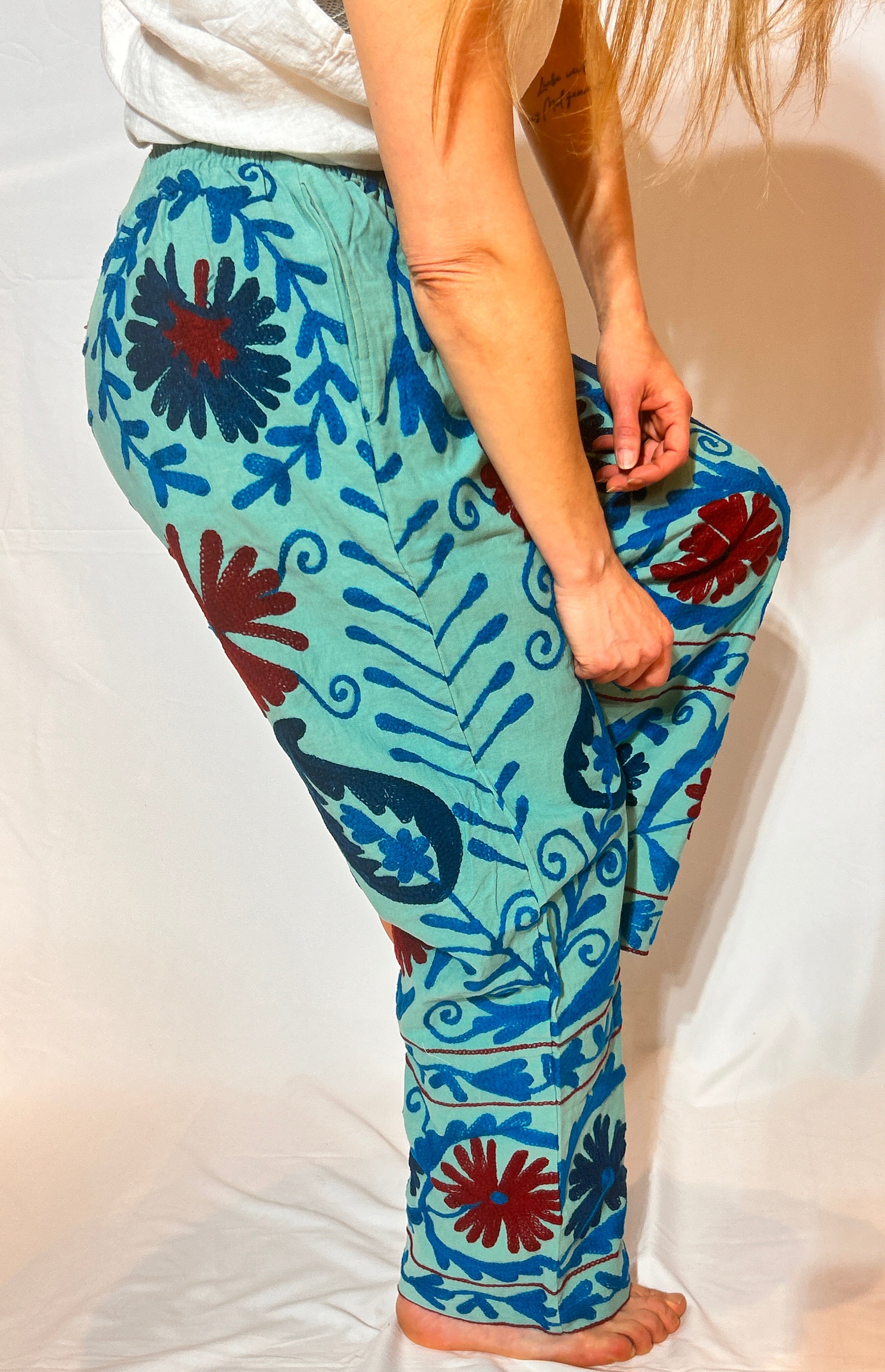 Suzani Handbestickte Hose – Aqua Daisy Bloom