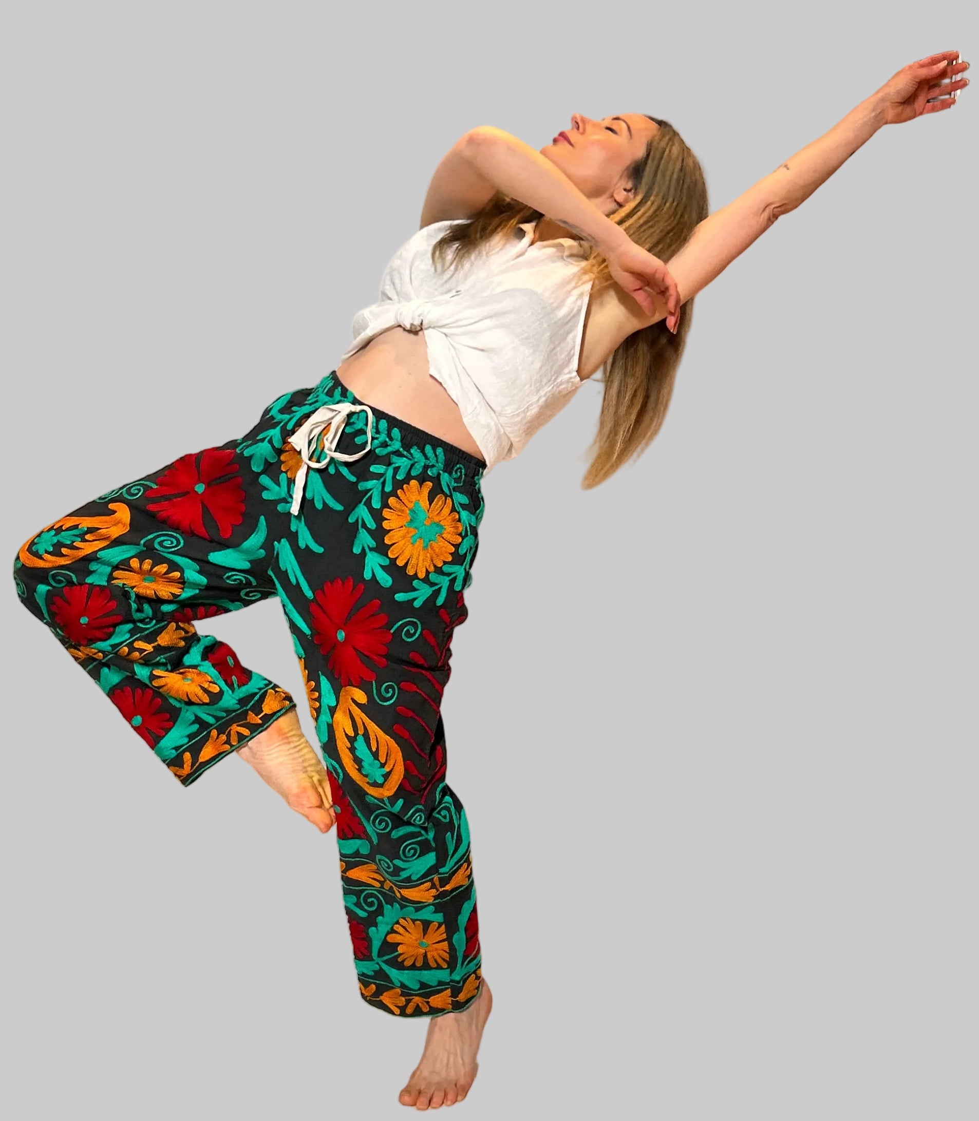 Suzani Handbestickte Hose – Mitternacht Fiesta Blüte