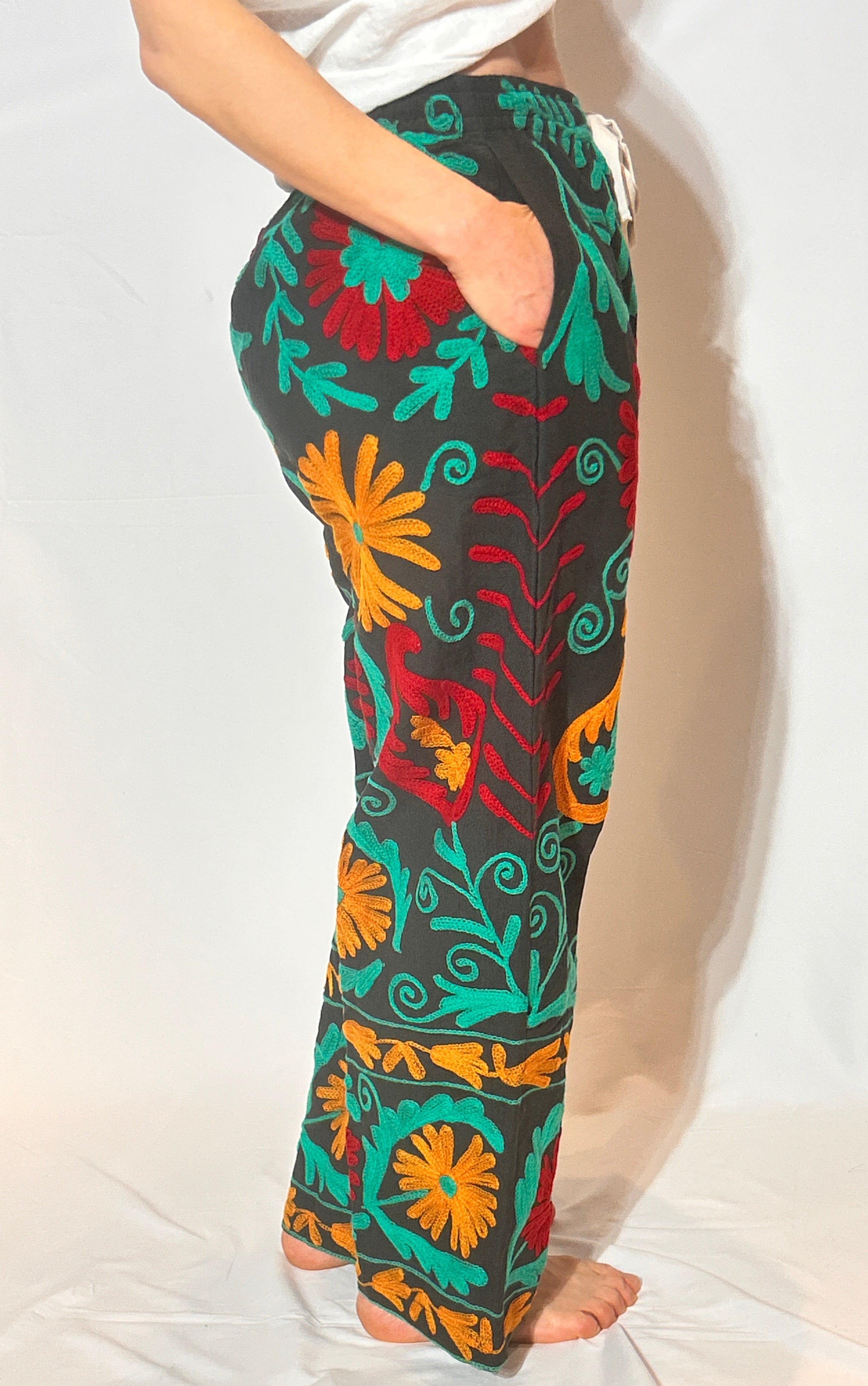 Suzani Handbestickte Hose – Mitternacht Fiesta Blüte
