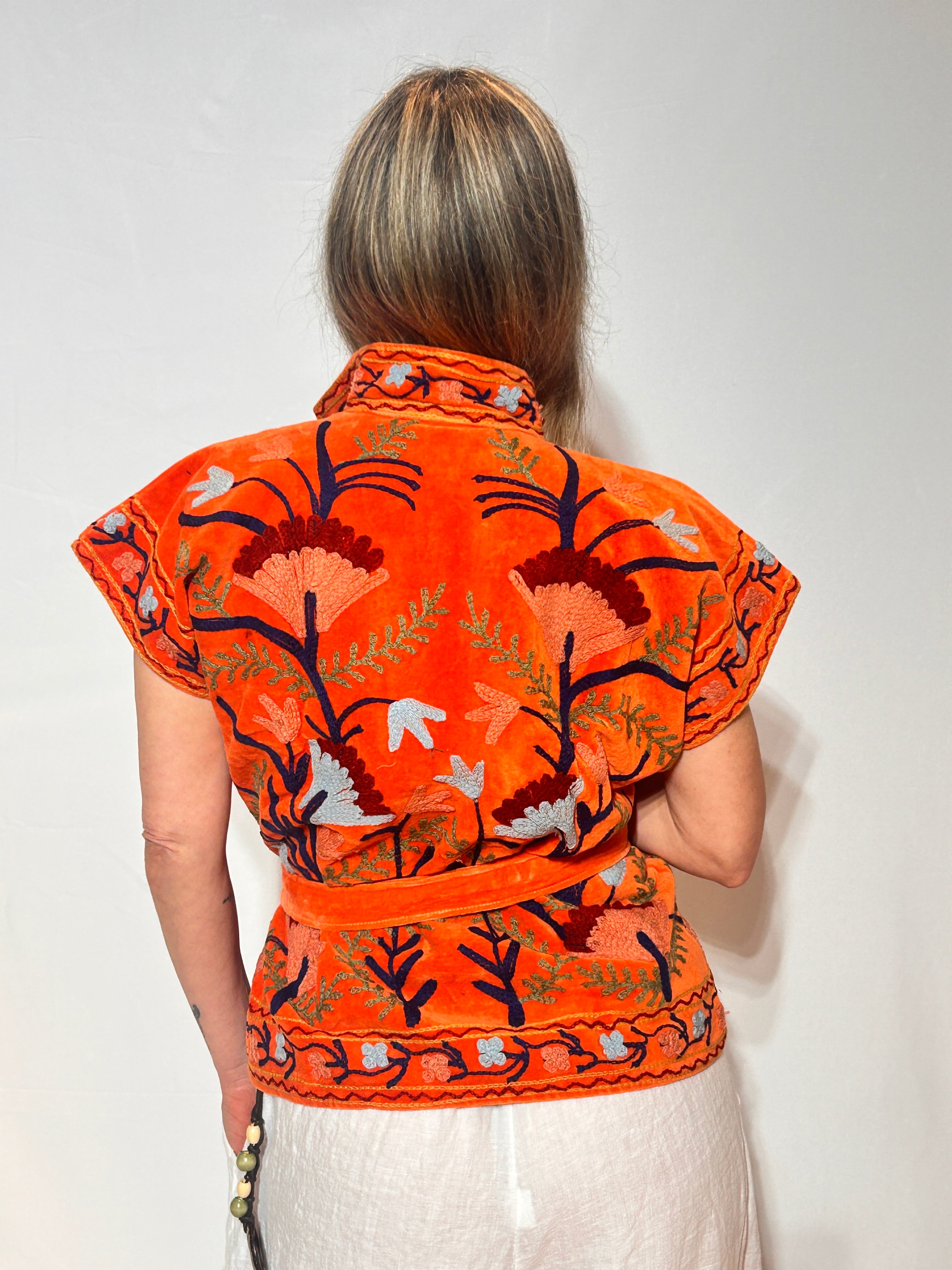 Suzani, handbestickte Samt-Wickeljacke – Mandarinen-Vogel & Blüte