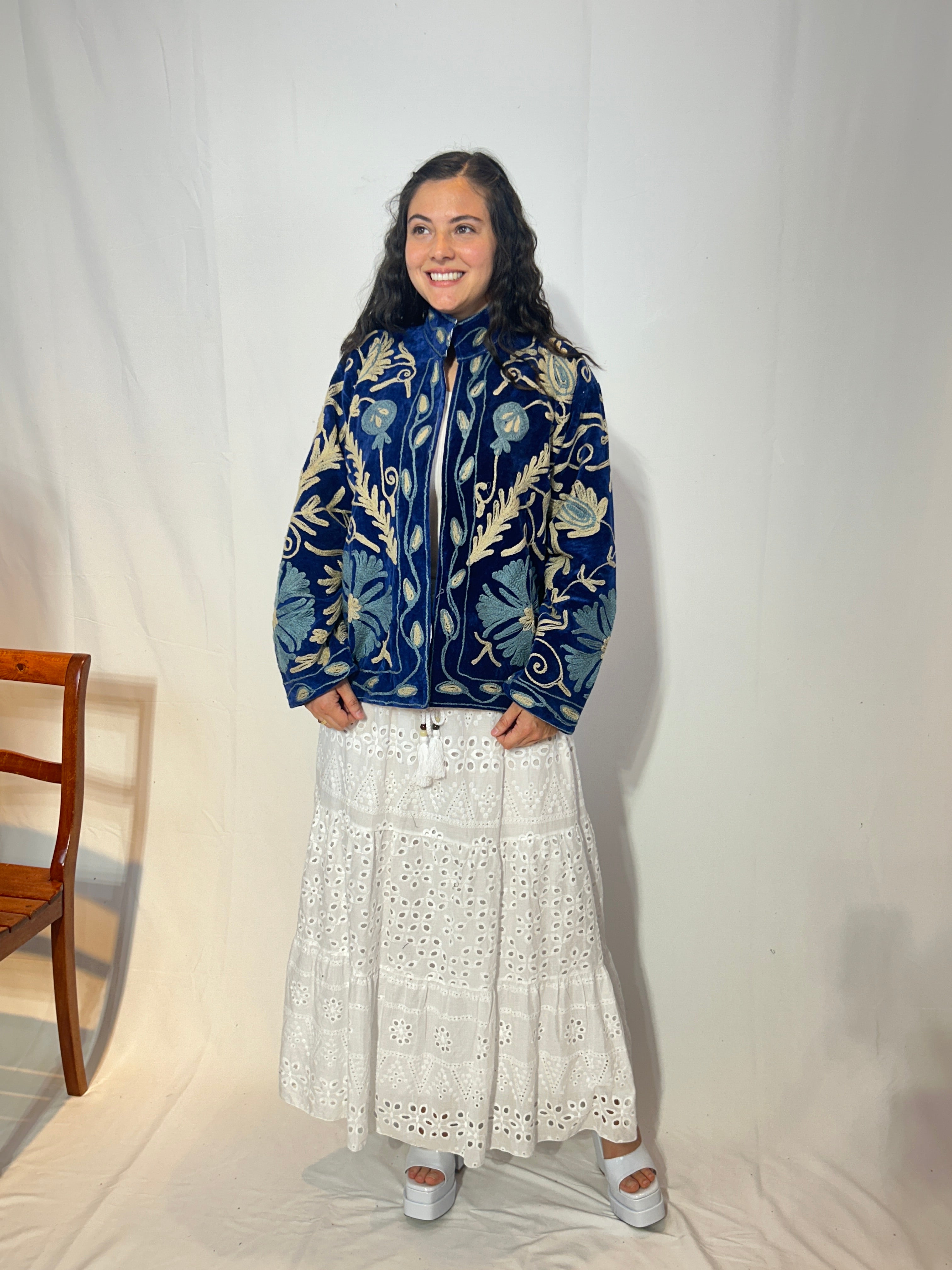 Suzani handbestickte Samtjacke – Marineblau & Elfenbeinblüte