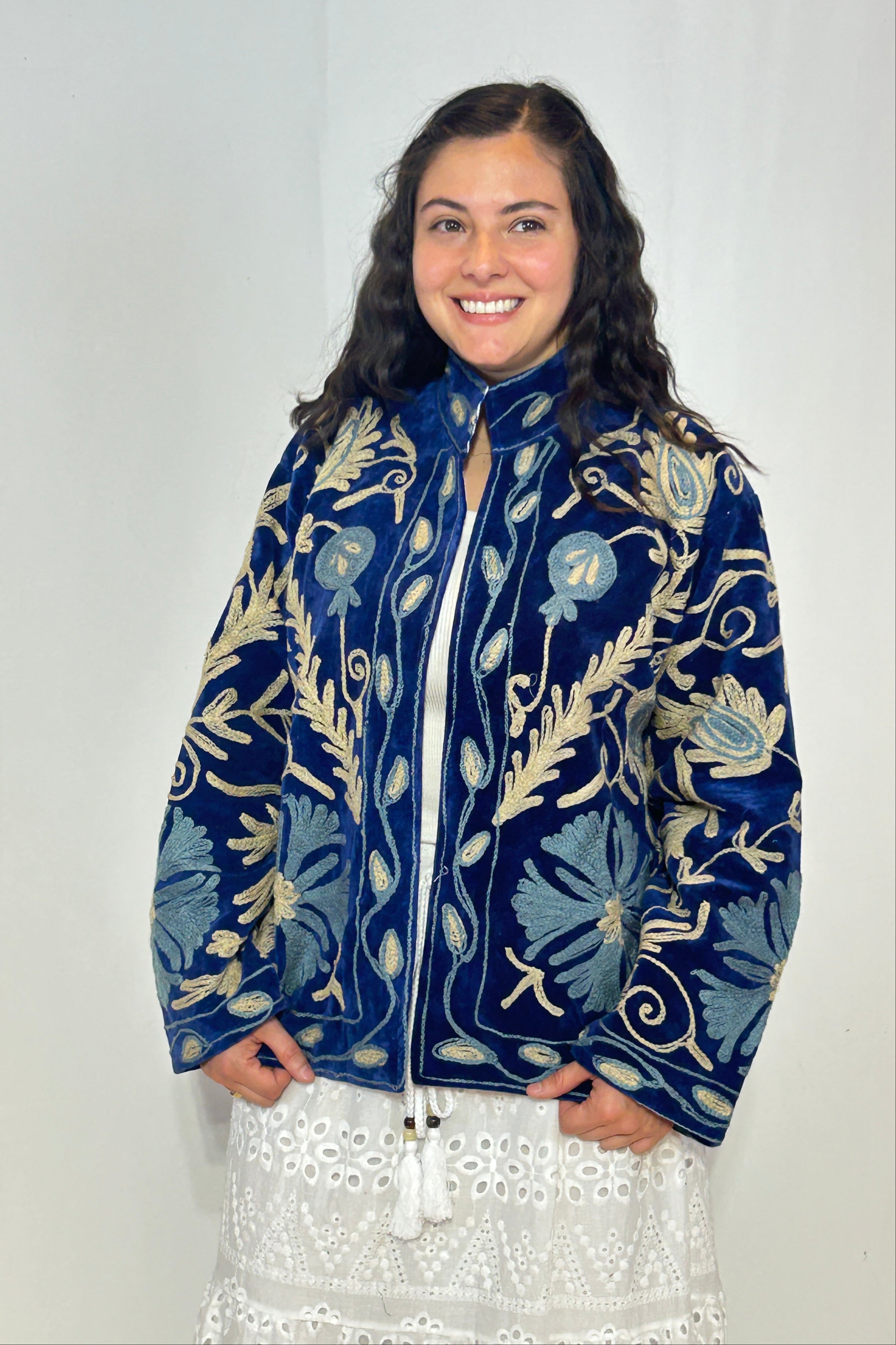 Suzani handbestickte Samtjacke – Marineblau & Elfenbeinblüte