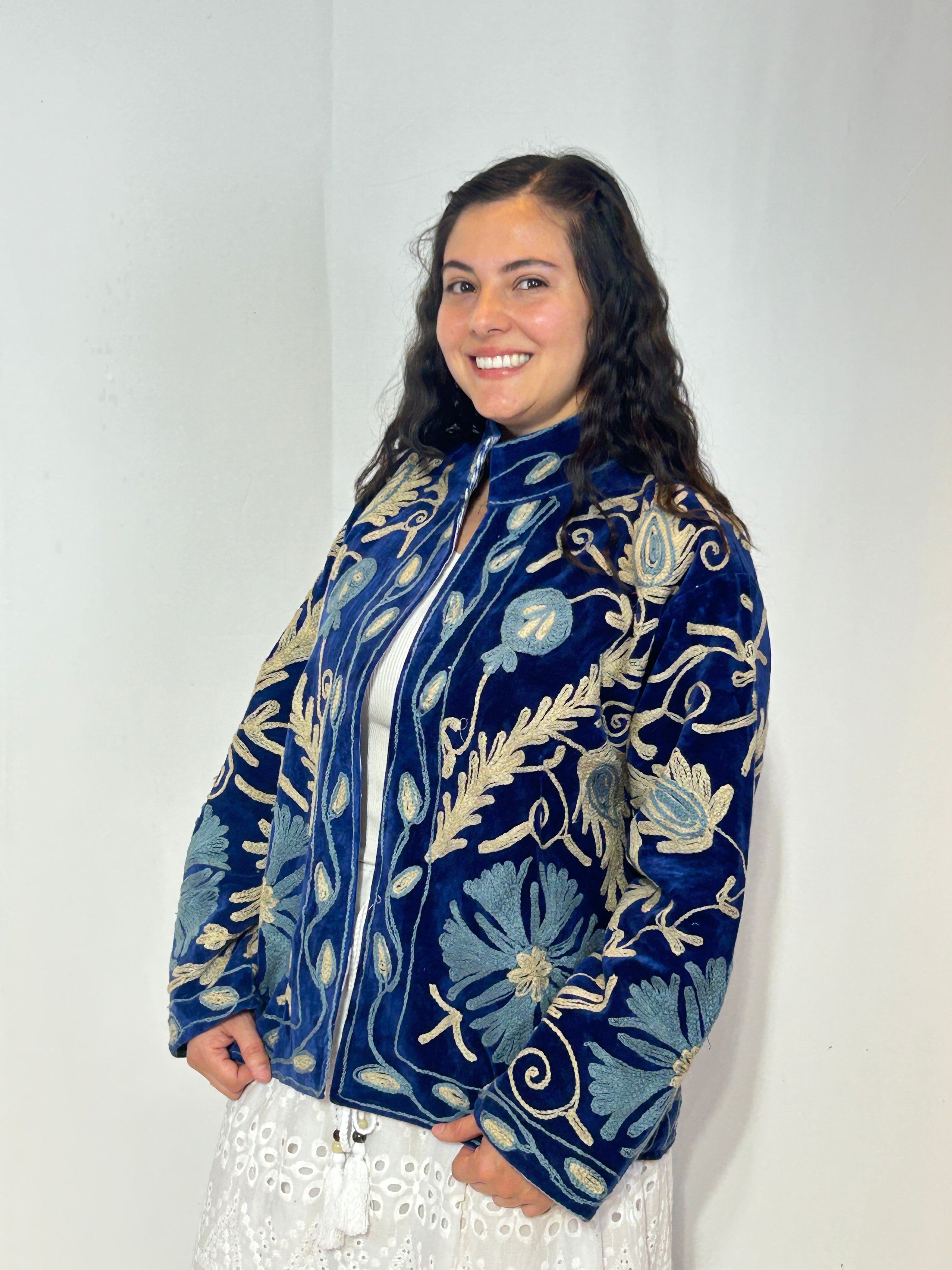 Suzani handbestickte Samtjacke – Marineblau & Elfenbeinblüte